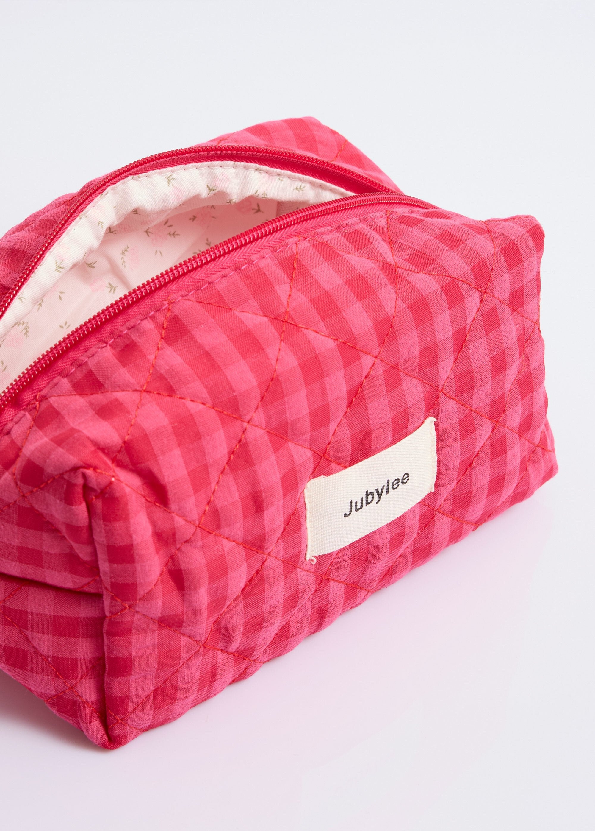 Quilted_checkered_toiletry_bag_Fuchsia_DE1_slim