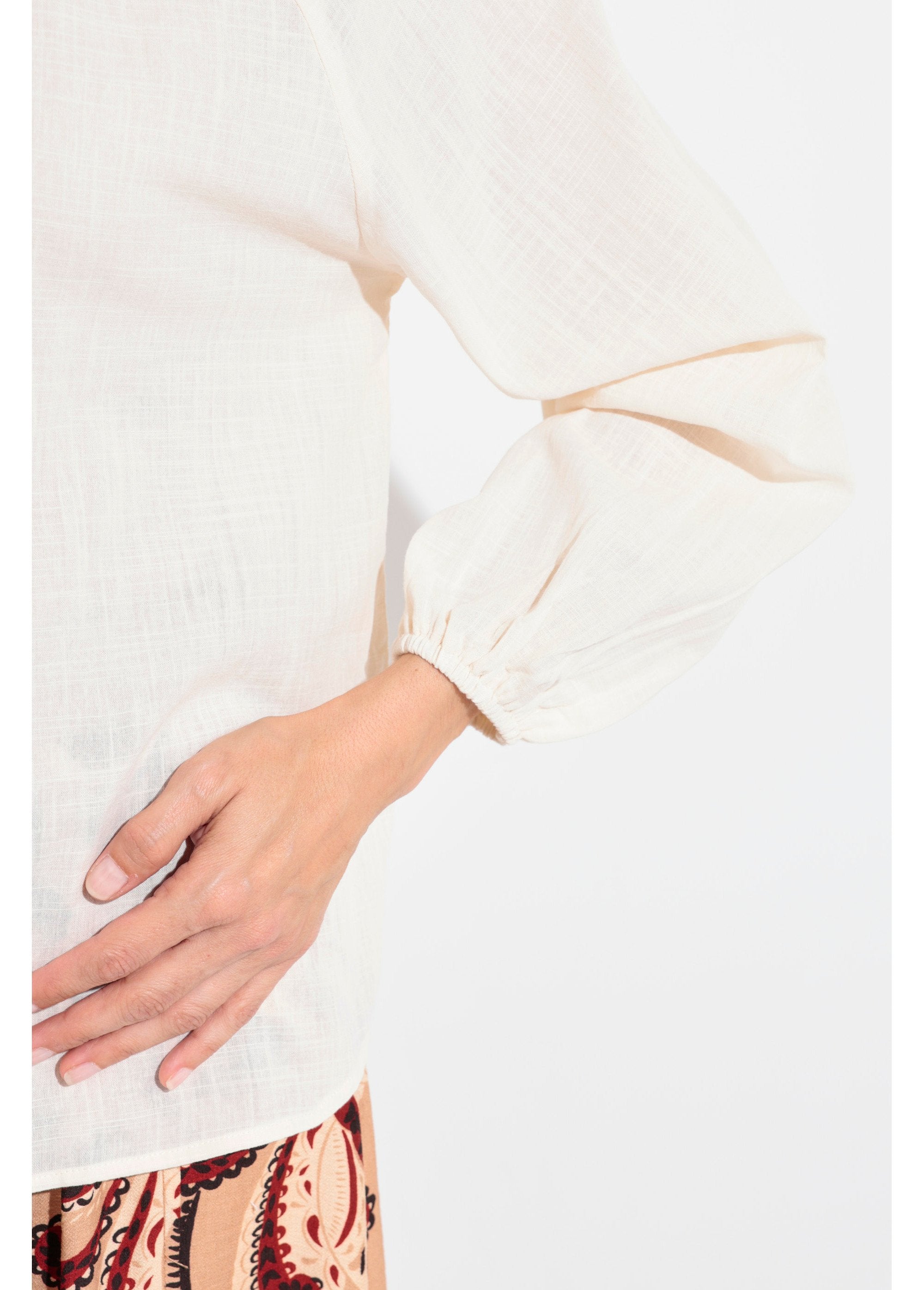 Loose-fitting_V-neck_blouse_with_a_tie_Beige_DE2_slim