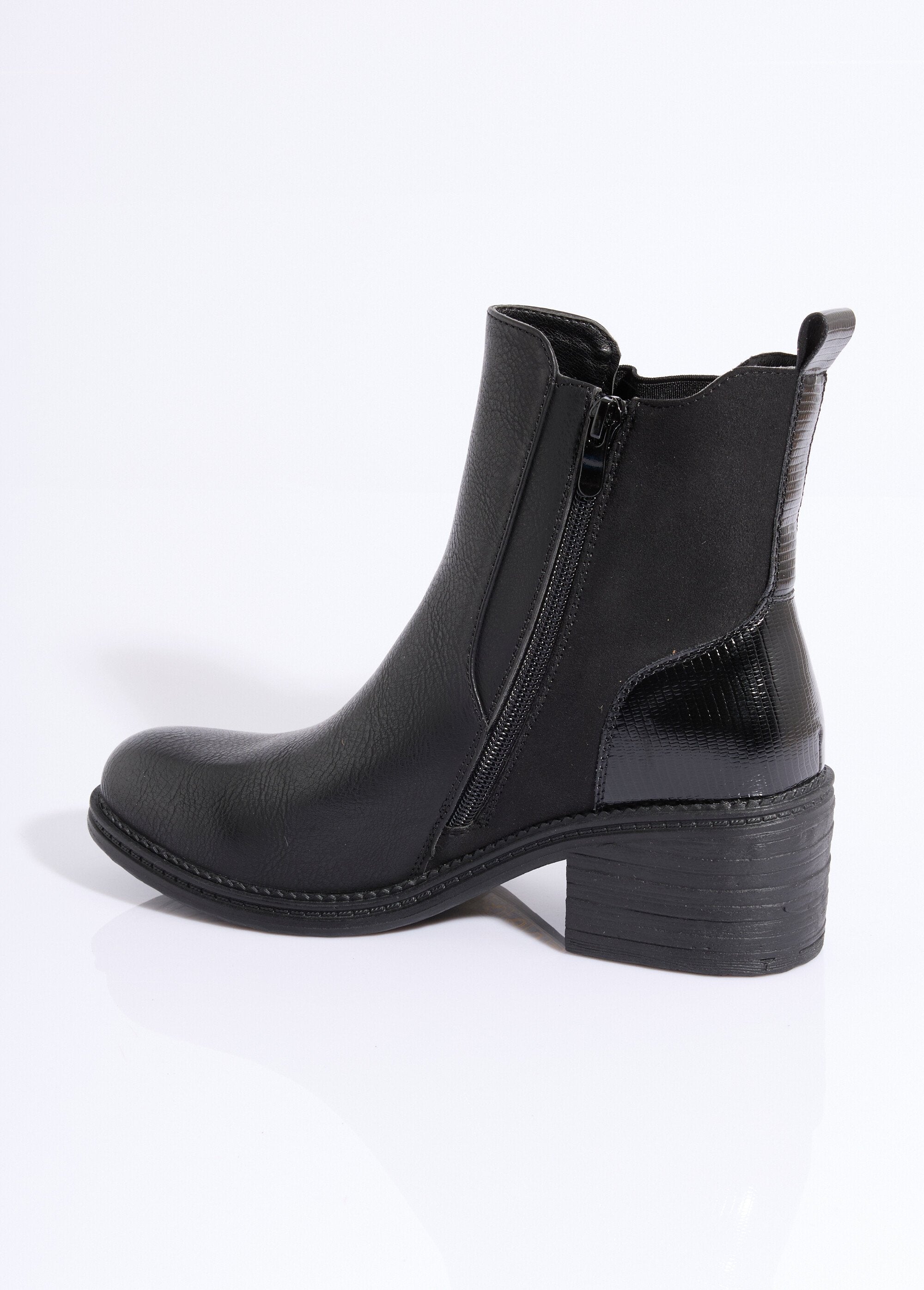 Round-toe_heeled_Chelsea_boots_Black_DO1_slim