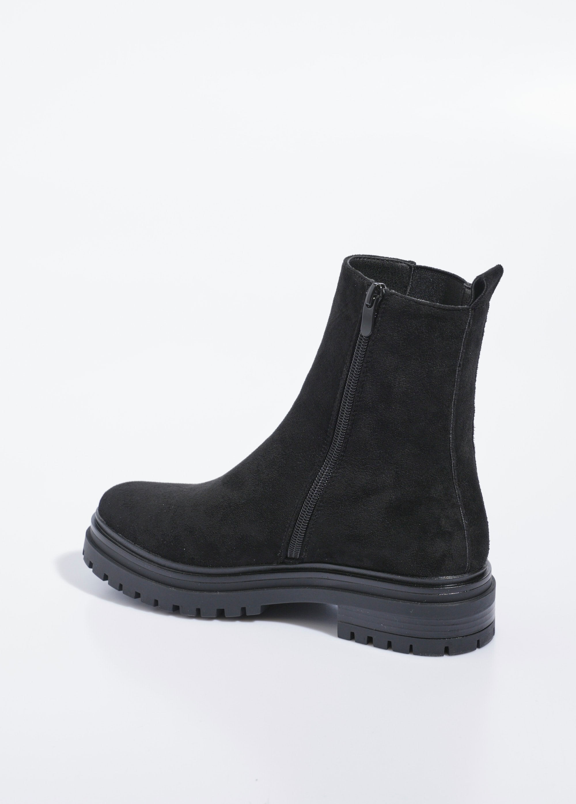 High_Chelsea_boots_with_lugged_soles_Black_DO1_slim