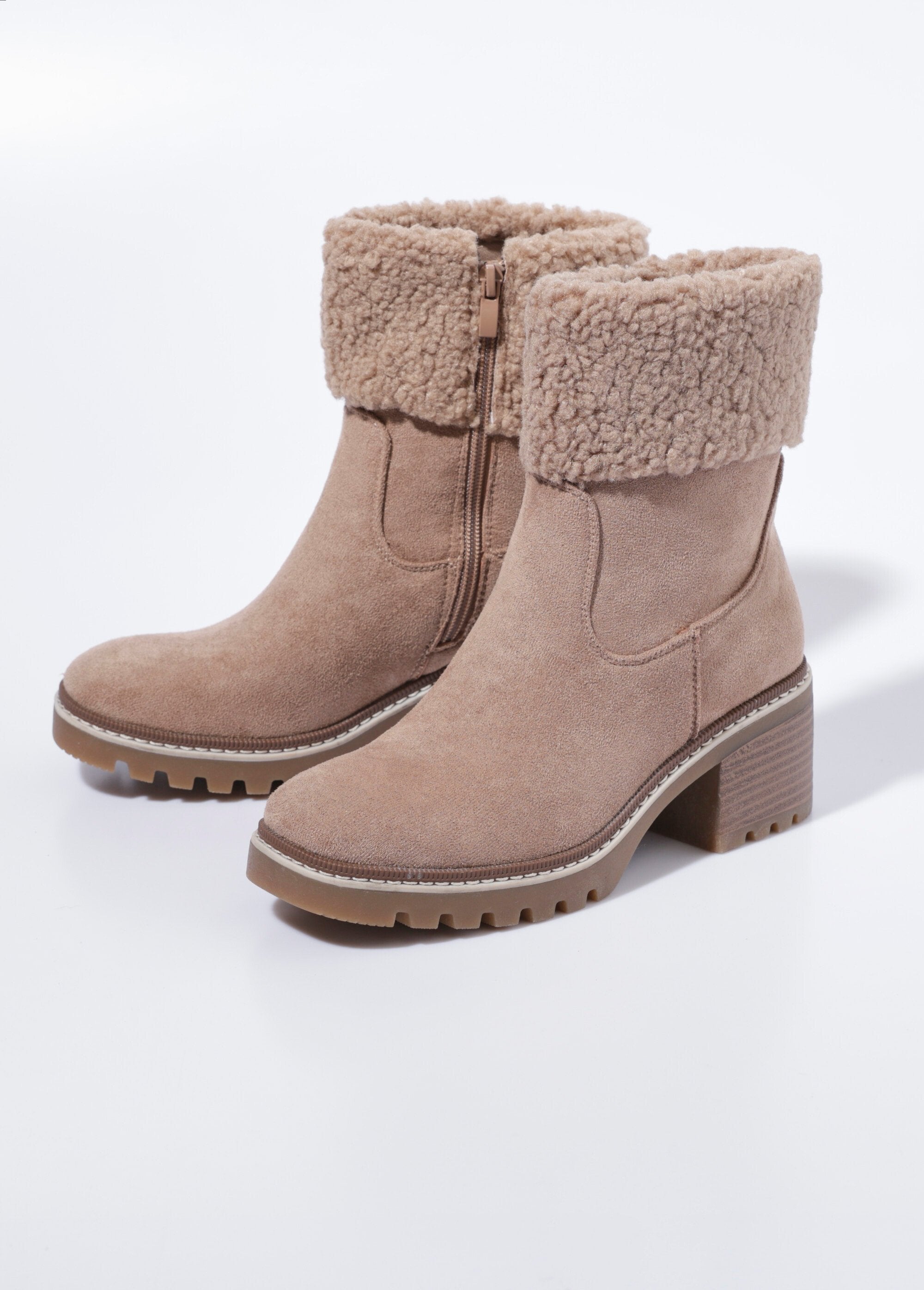 Boots_suédine_à_talon,_revers_fourrure_Beige_DE1_slim