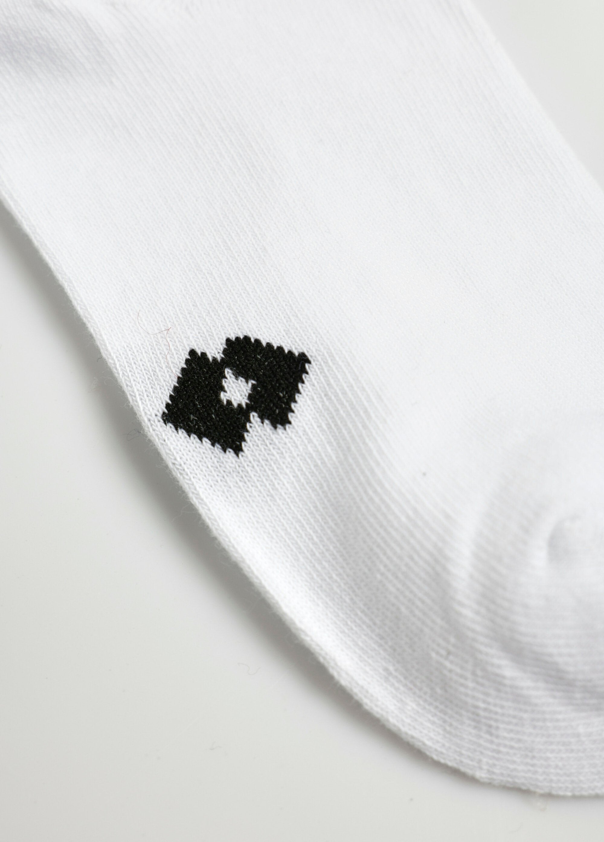 Pack_of_3_low_logo_socks,_dark_White_DE3_slim