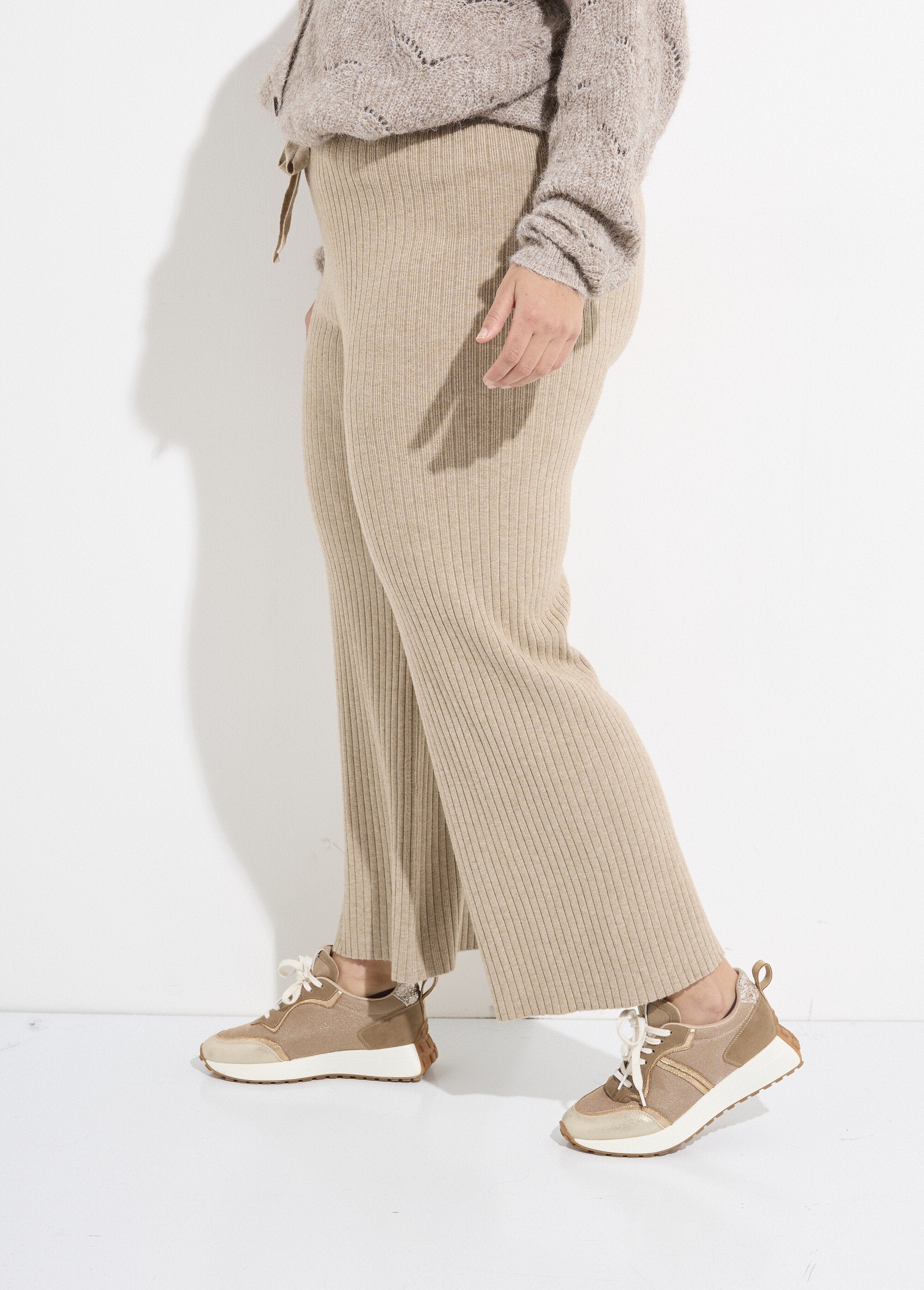 Comfortable_knit_pants,_wide_cut_Beige_DR1_curvy