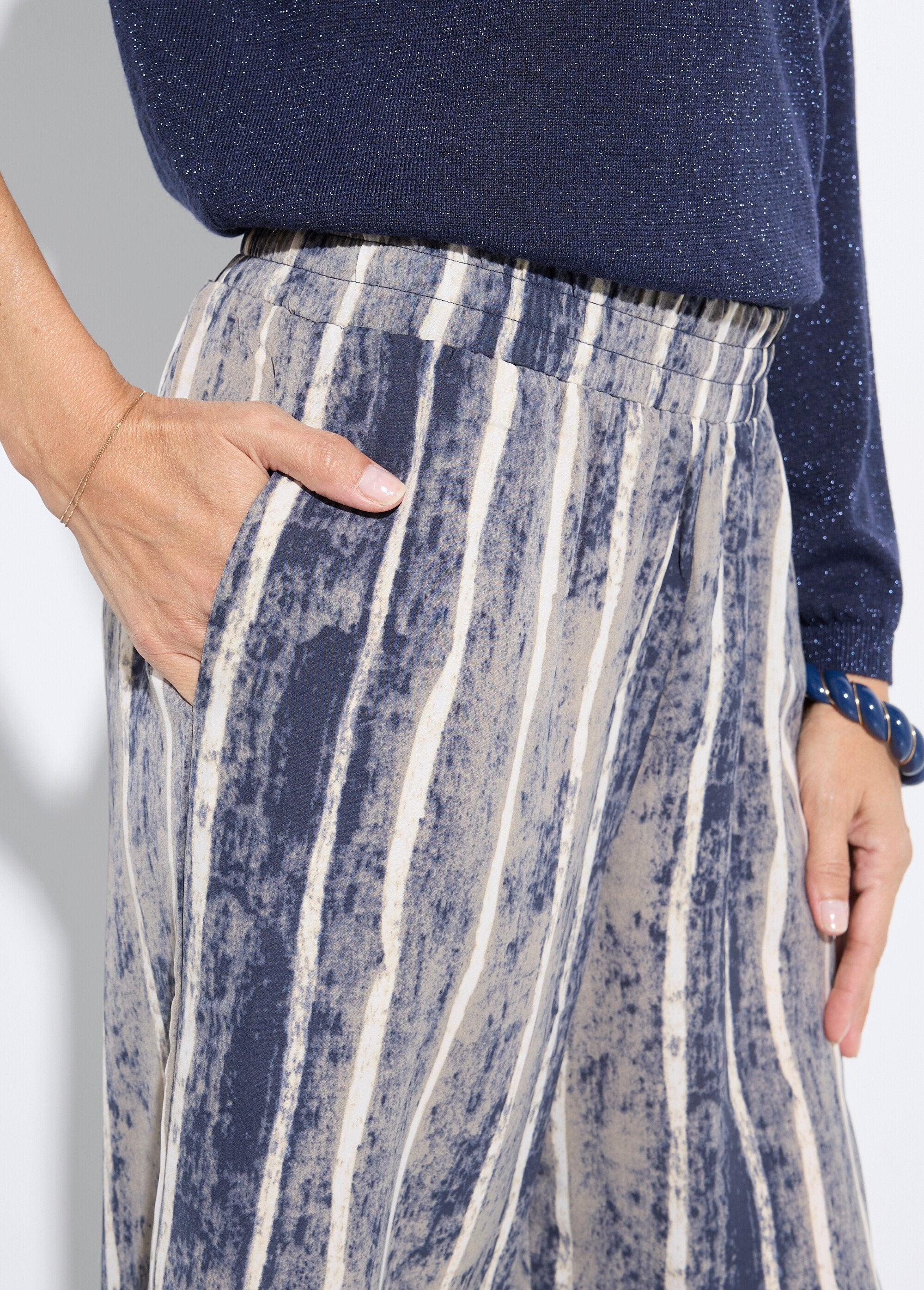 Elasticated_flowing_pants,_striped_print_Gray_and_ecru_DE1_slim