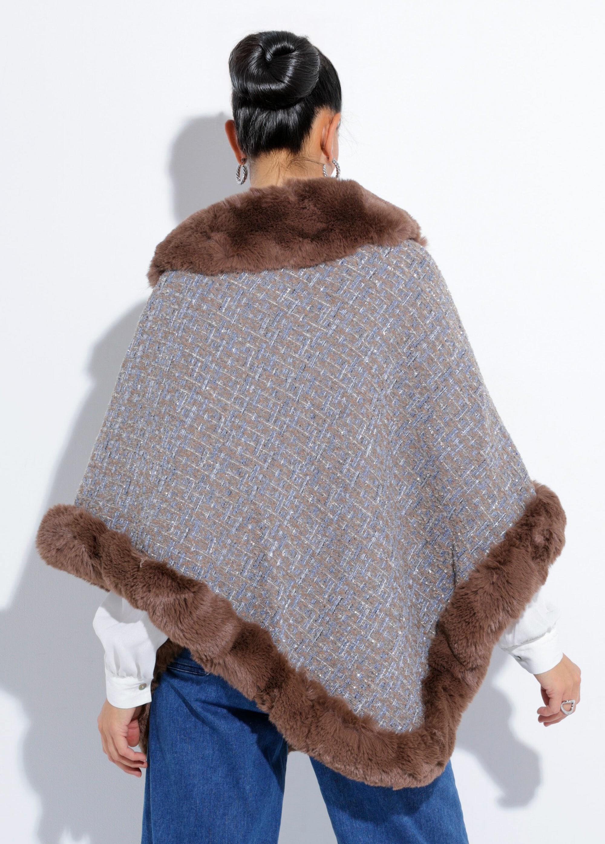 Checkered_poncho_cape_with_fur_details_Brown_and_blue_DO1_slim