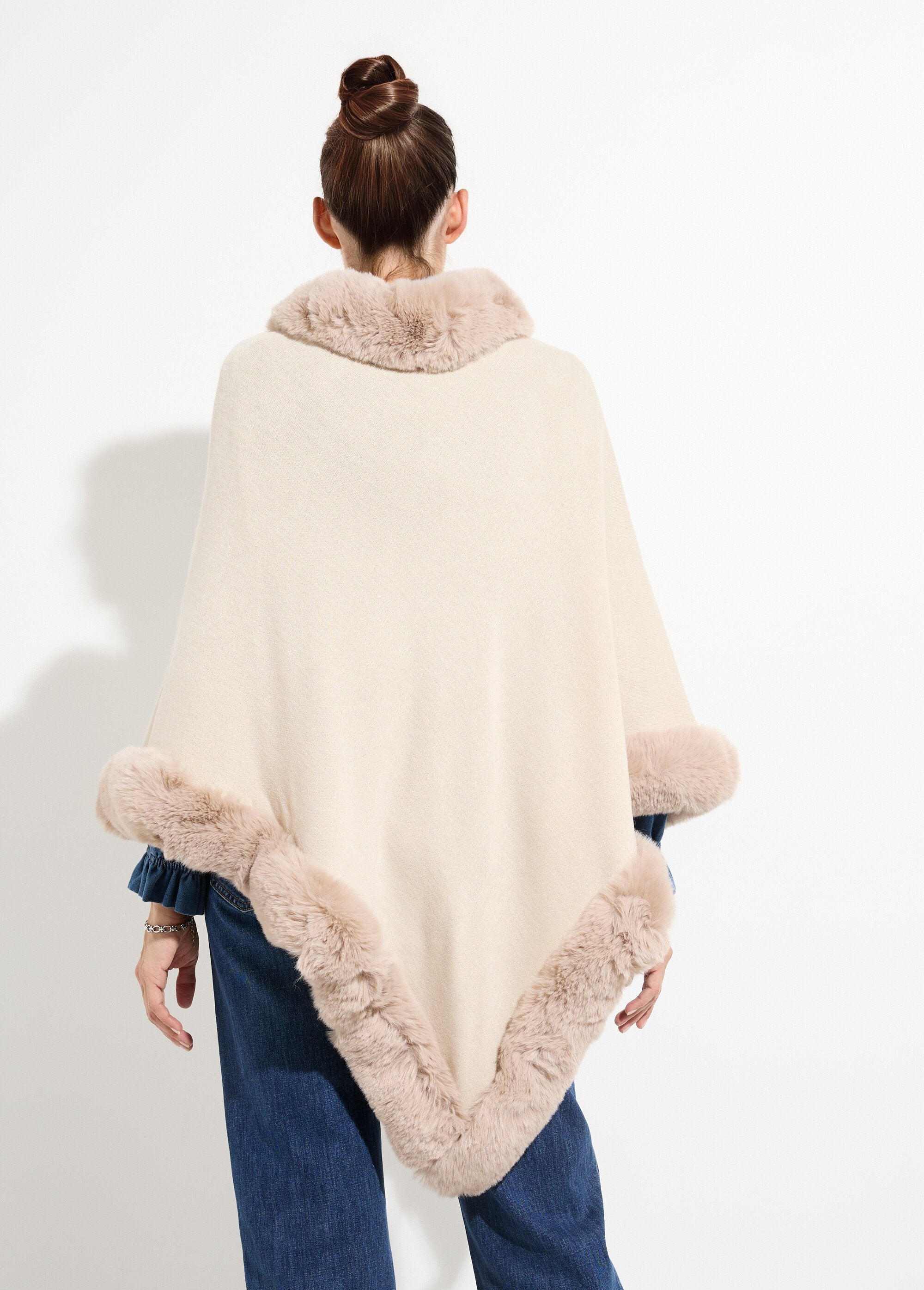 Cape_sweater,_tone-on-tone_fur_trim_Ecru_DO1_slim