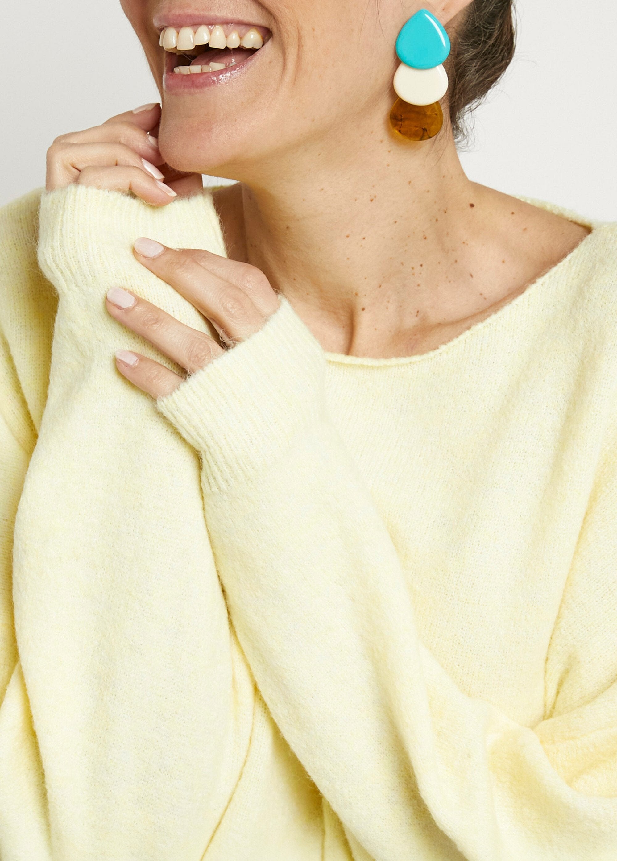 Warm_wool_sweater_with_boat_neckline_Light_yellow_DE1_slim