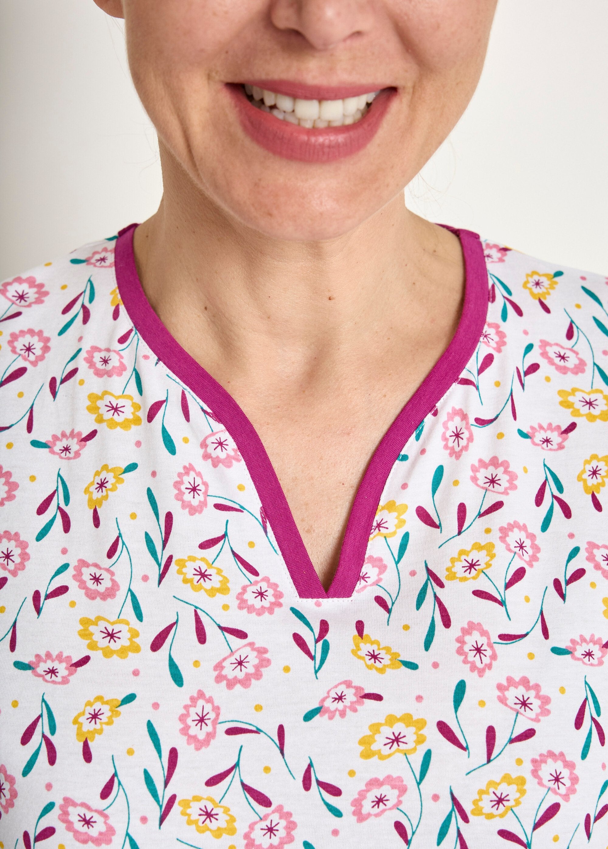 Printed_V-neck_long-sleeved_cotton_pyjamas_Plum_print_DE1_slim