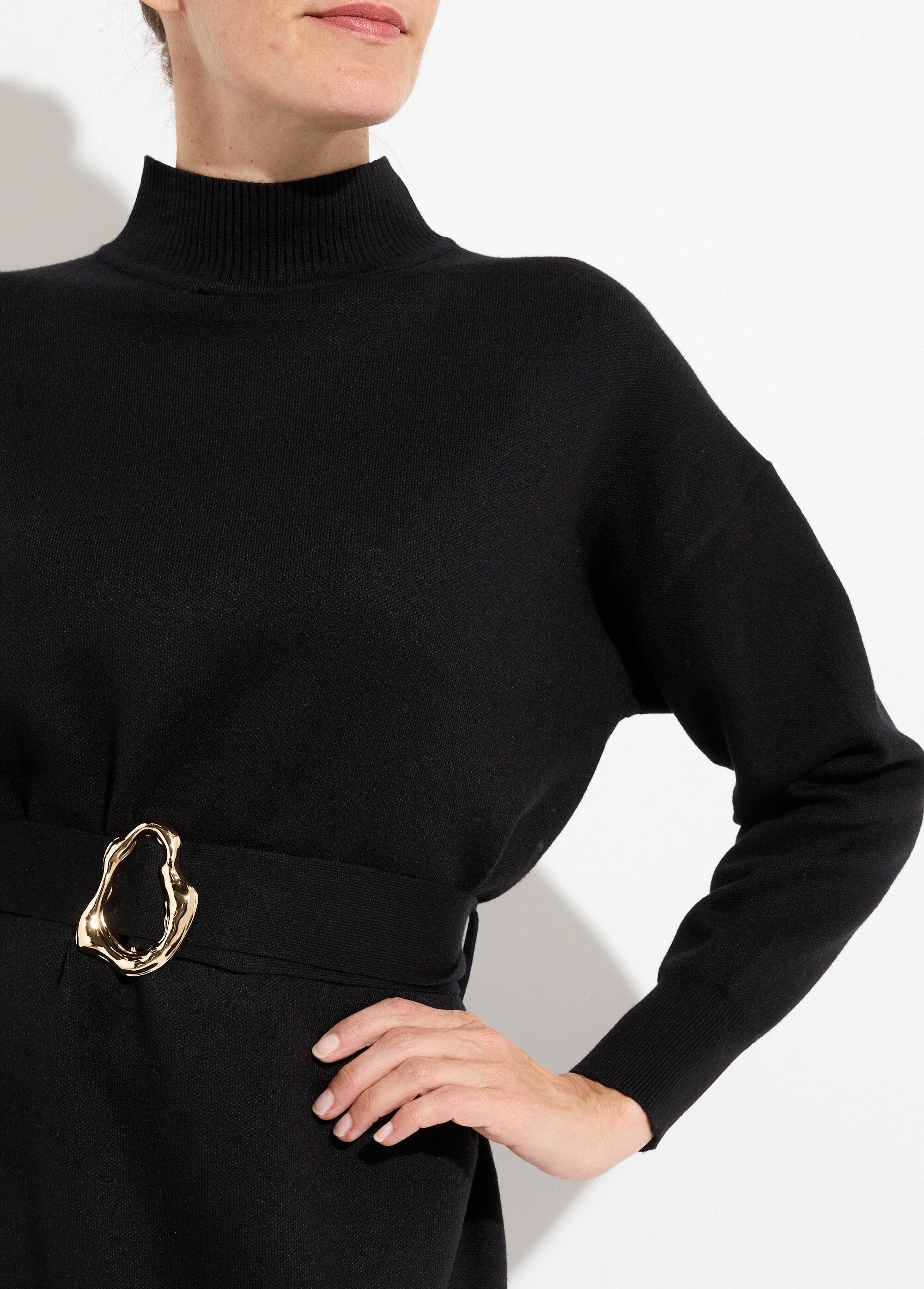 High-neck_sweater_dress_with_metal_belt_Black_DE1_slim