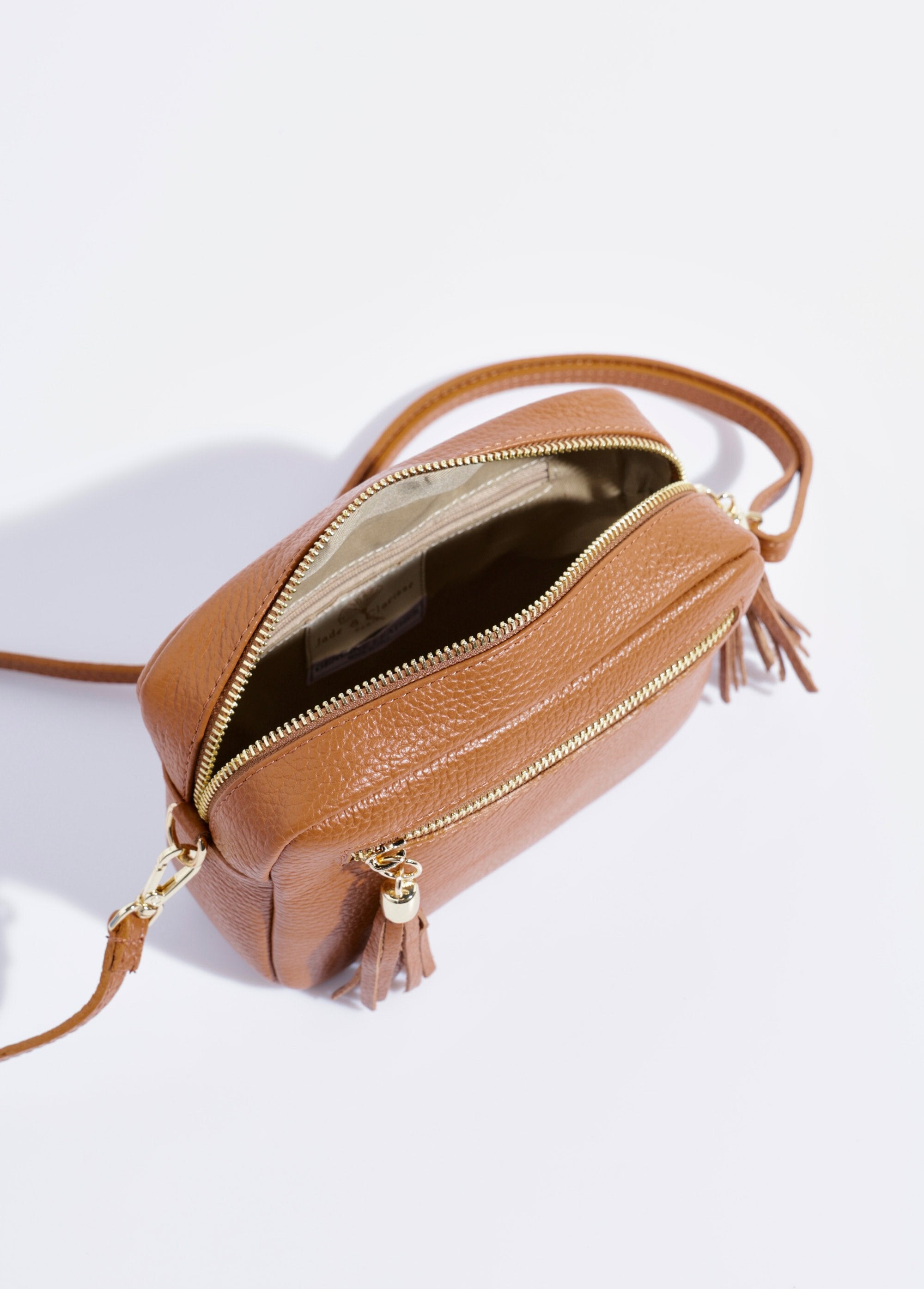 Rectangular_grained_leather_shoulder_bag_camel_DE1_slim
