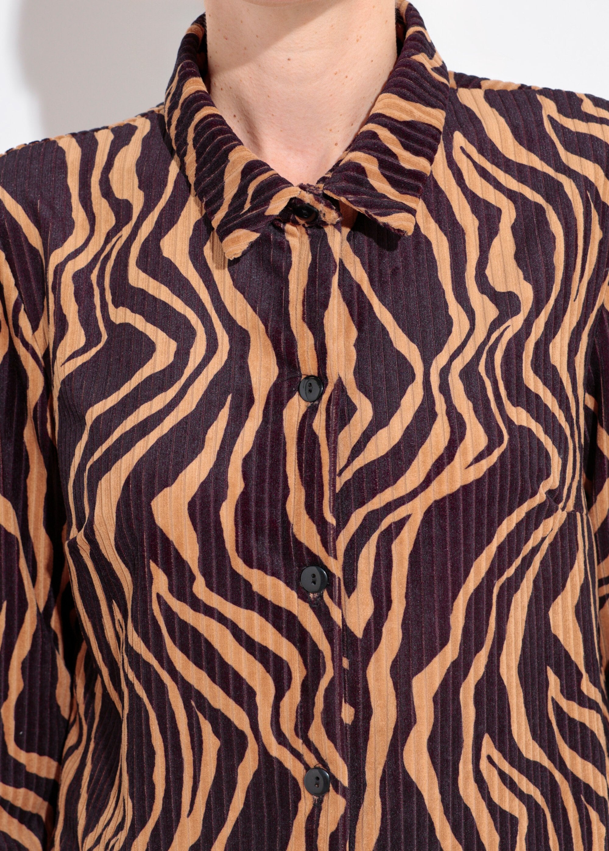 Zebra_pattern_corduroy_overshirt_Black_and_beige_DE1_slim