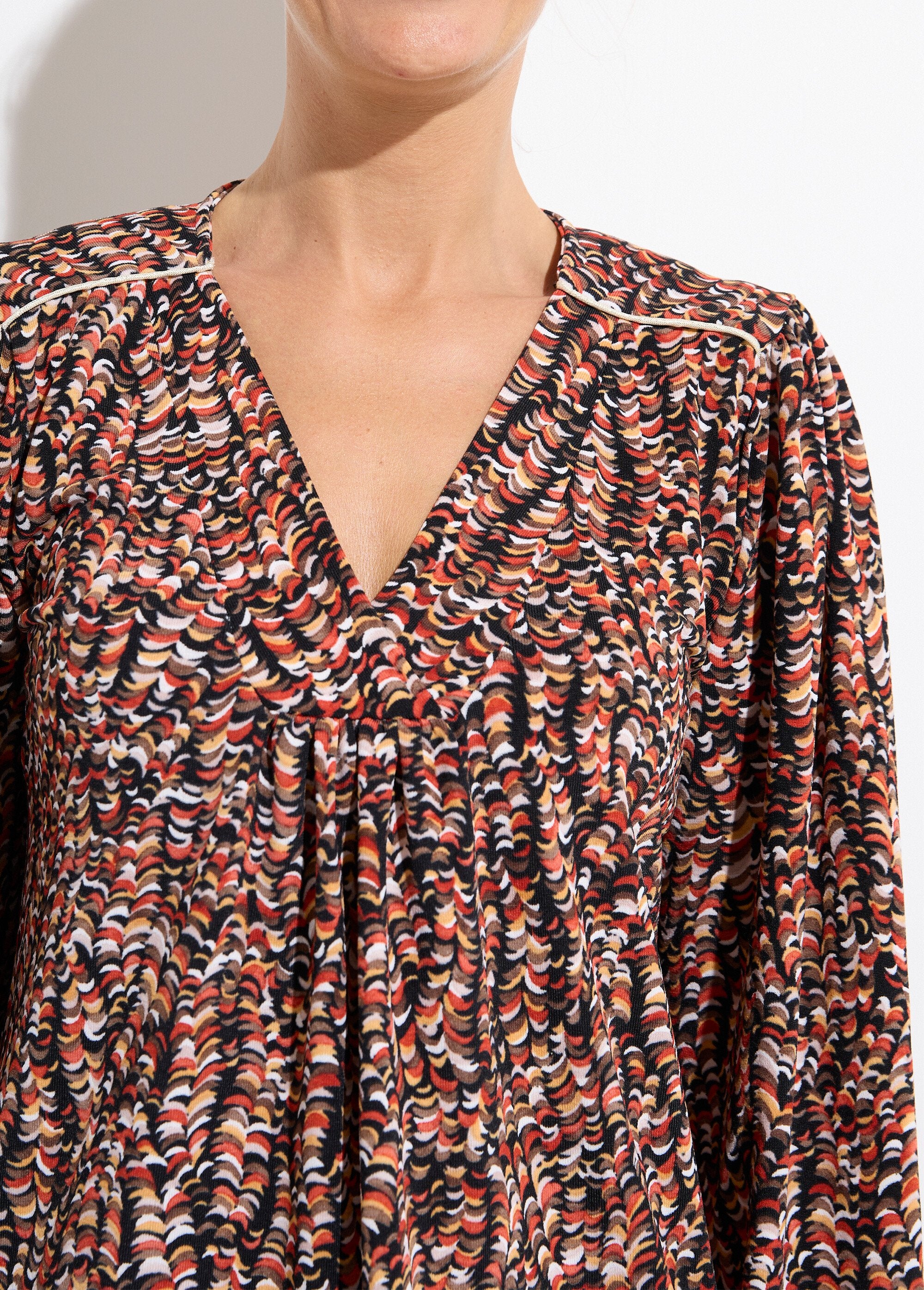 Loose_blouse_t-shirt_with_graphic_print_Black_and_Honey_DE1_slim