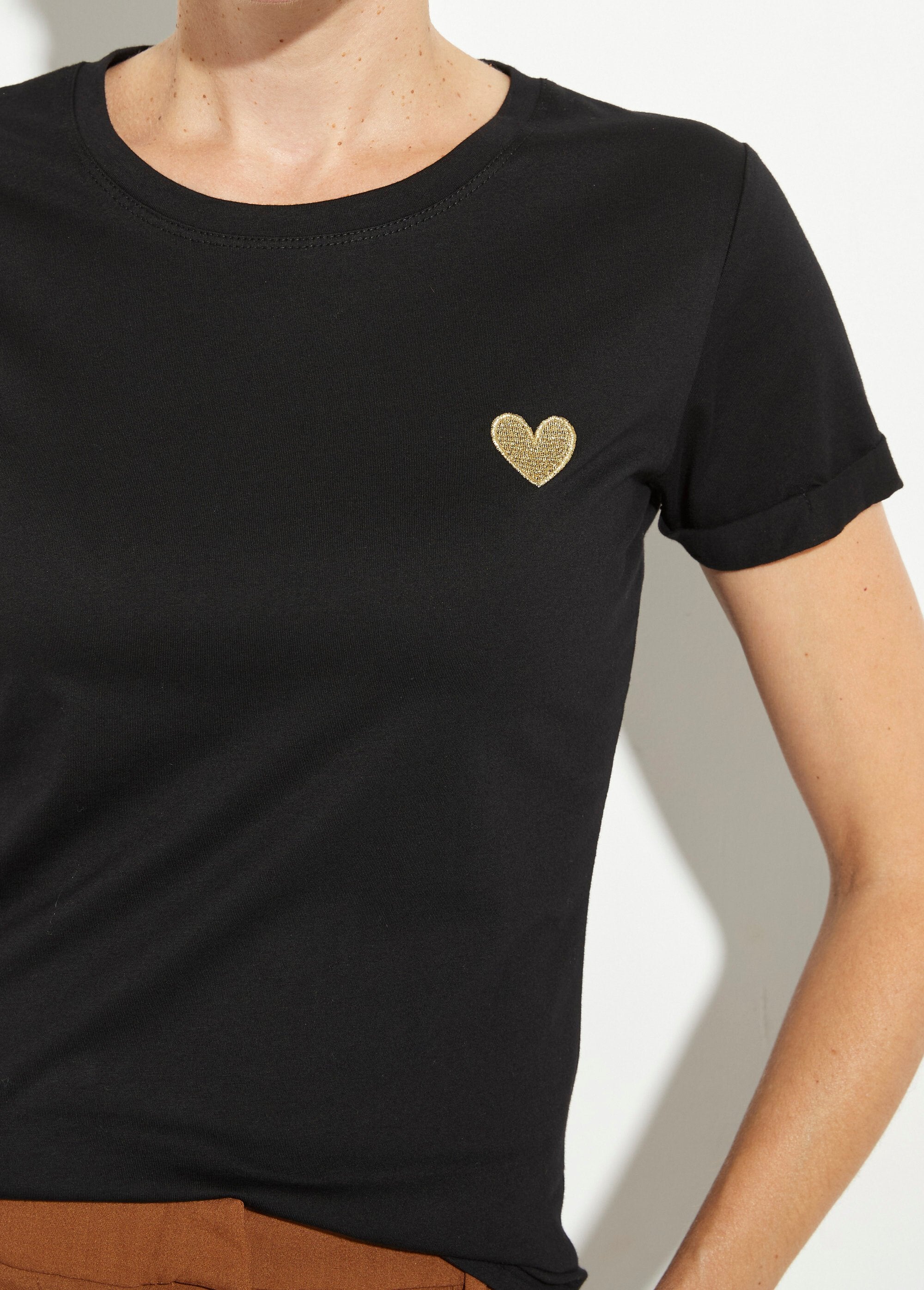 Round_neck_T-shirt_with_heart_embroidery_on_the_chest_Black_DE1_slim