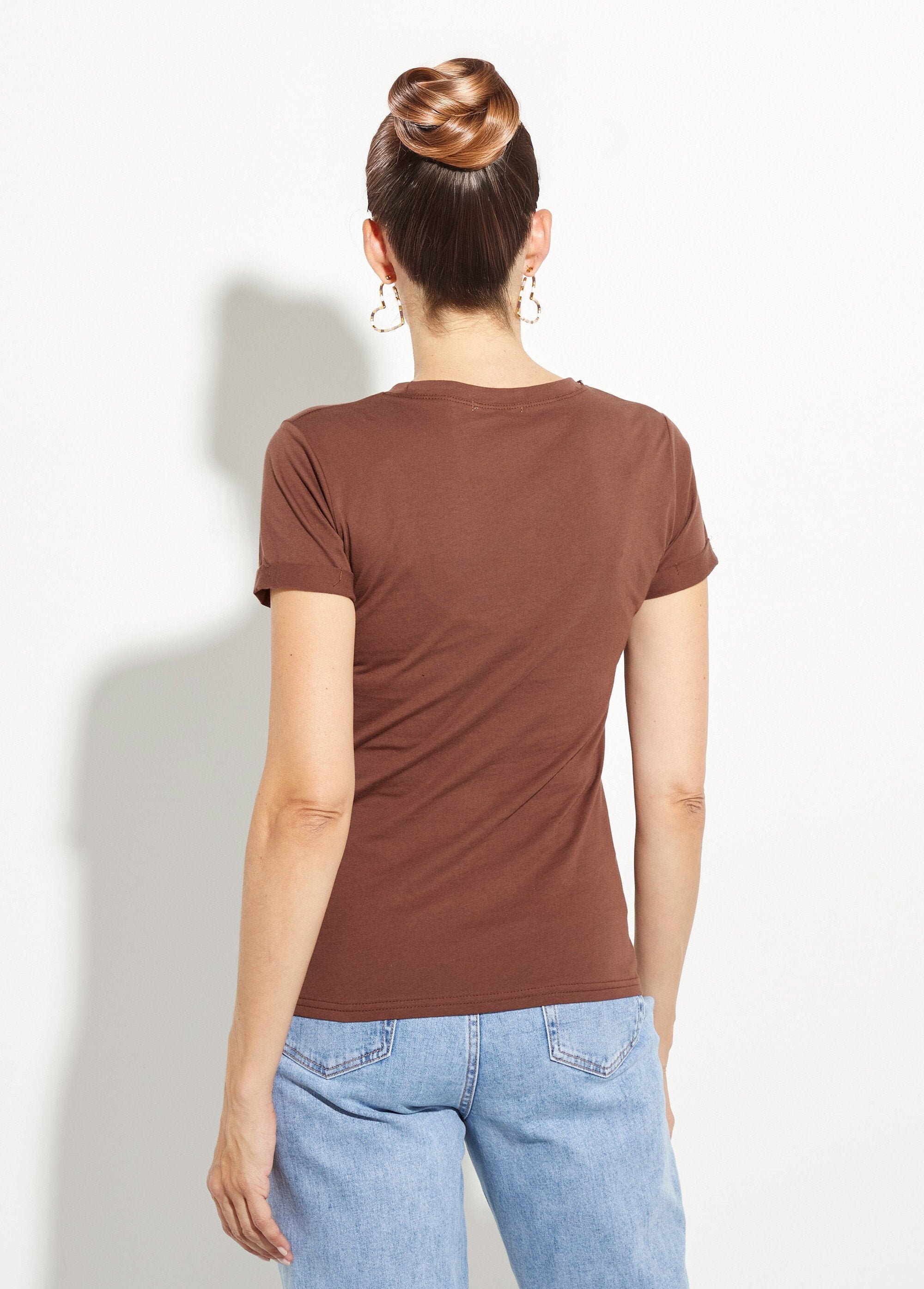 Round_neck_T-shirt_with_heart_embroidery_on_the_chest_Brown_DO1_slim