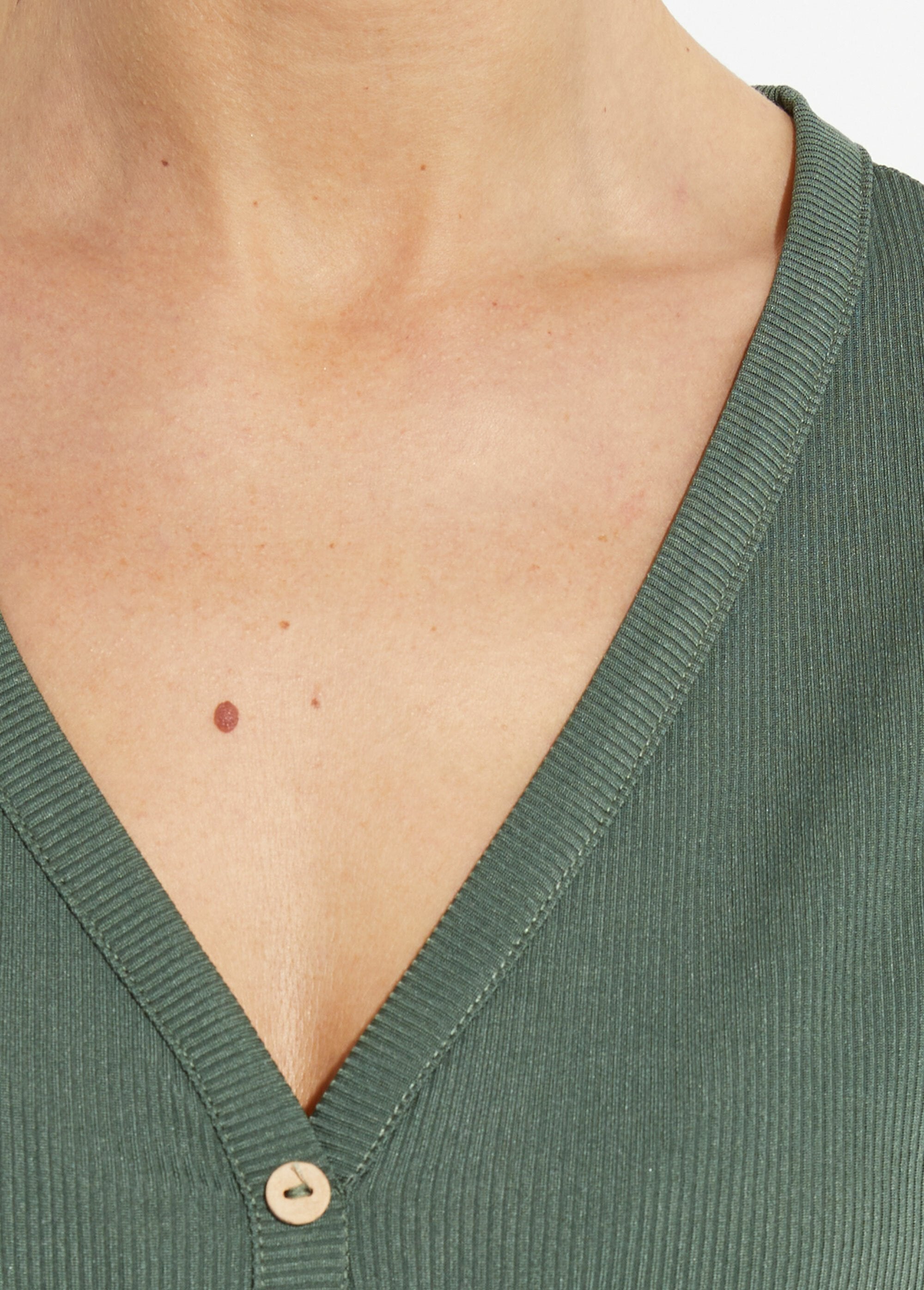 T-shirt_col_V_jersey_cotelé,_Essentiel_Kaki_DE1_slim