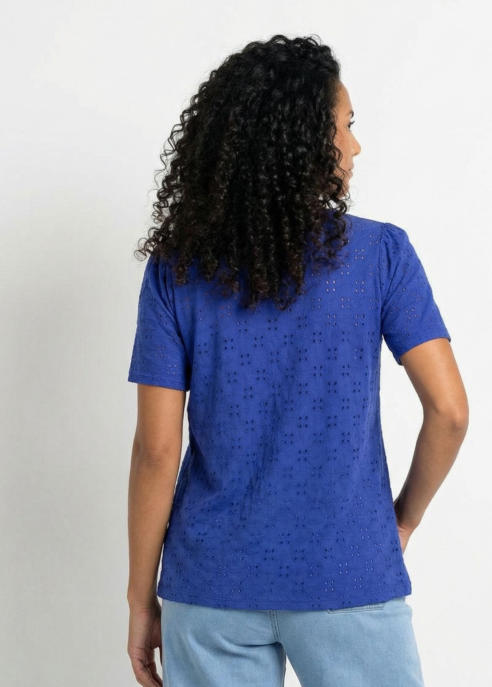 T-shirt_col_V_maille_effet_broderie_Bleu_dur_DO1_slim