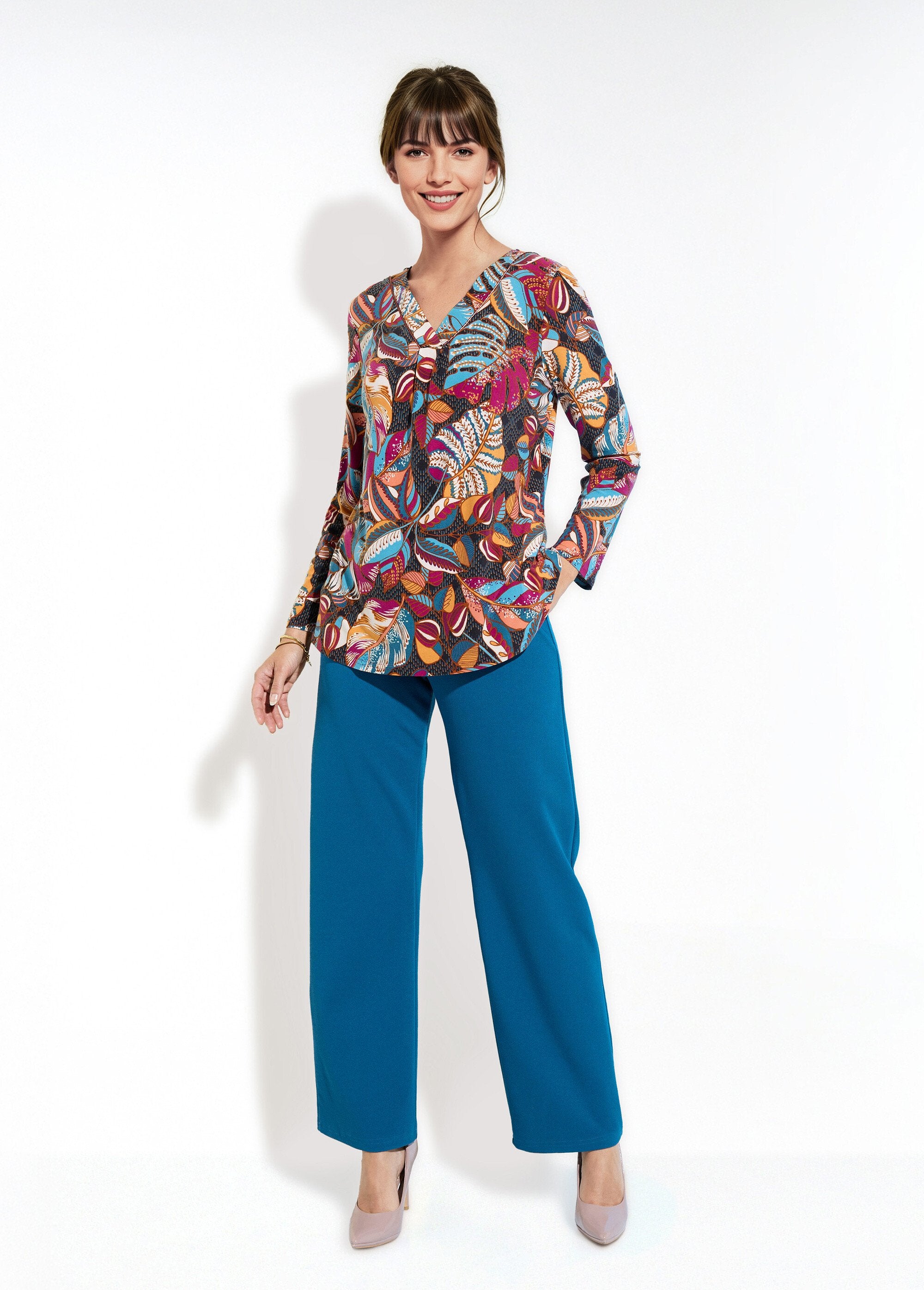 V-neck_long-sleeve_printed_T-shirt_Gooseberry_and_blue_SF1_slim