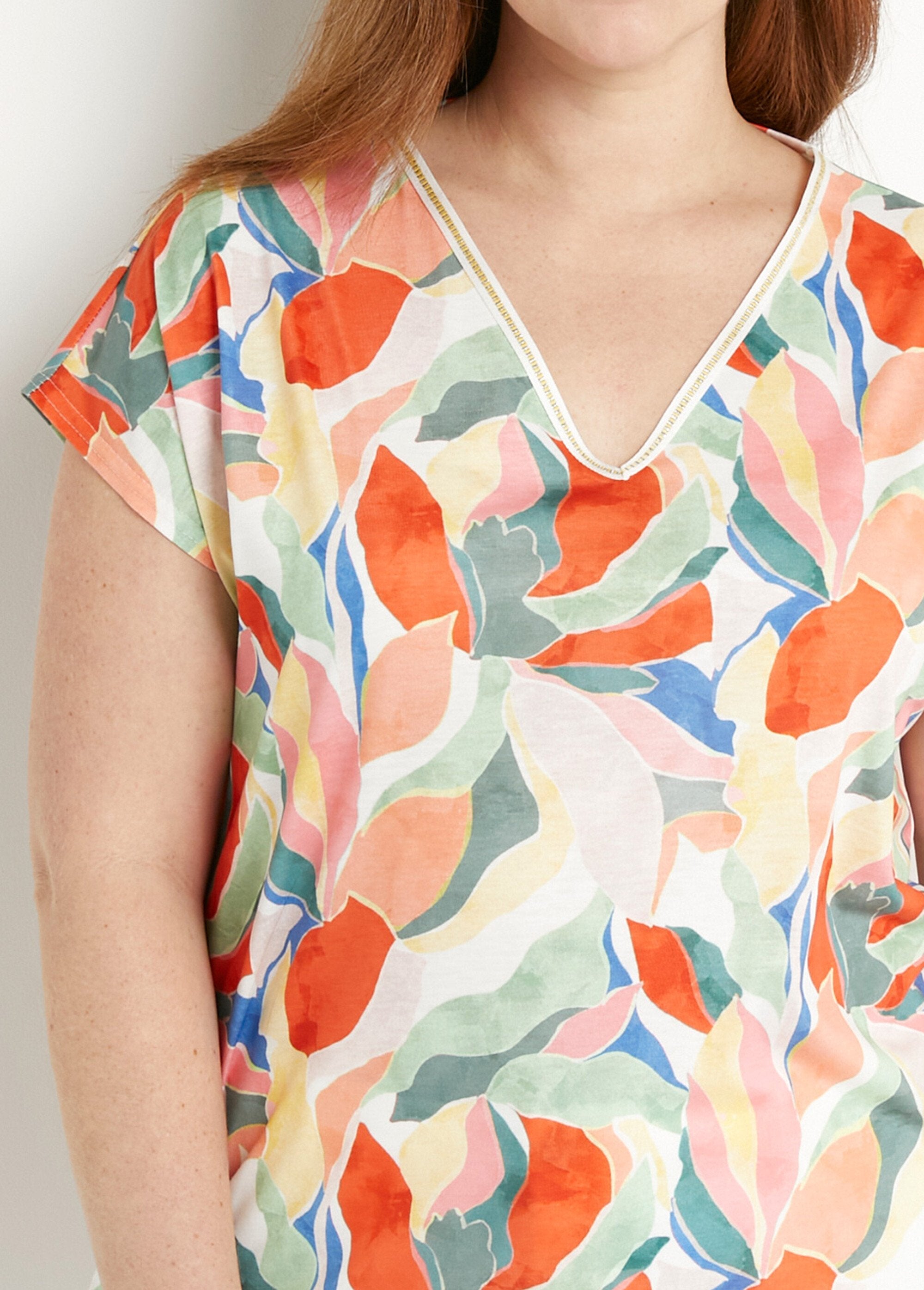 Shiny_printed_V-neck_cropped_t-shirt_Yellow_and_green_DE1_curvy