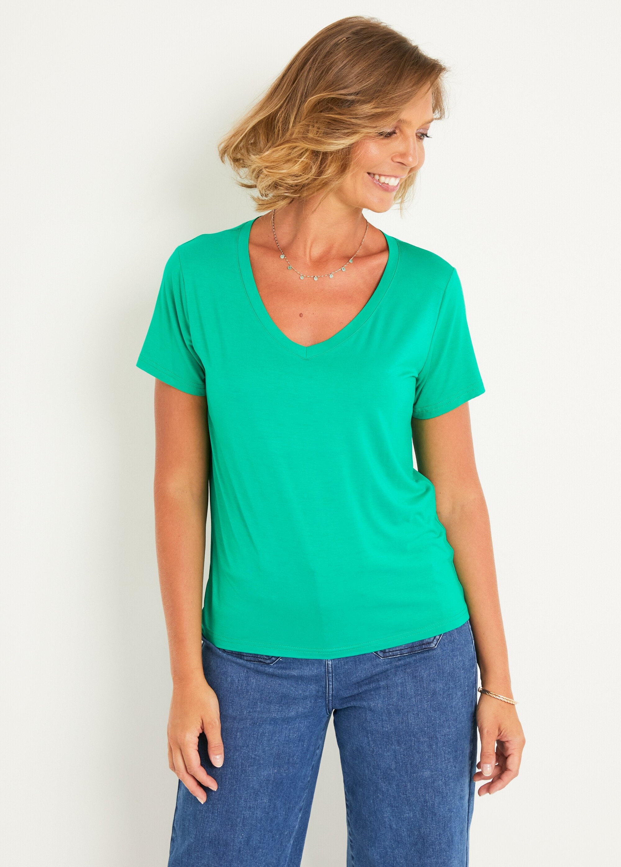 Short-sleeved_V-neck_fluid_t-shirt_Bright_green_FA1_slim