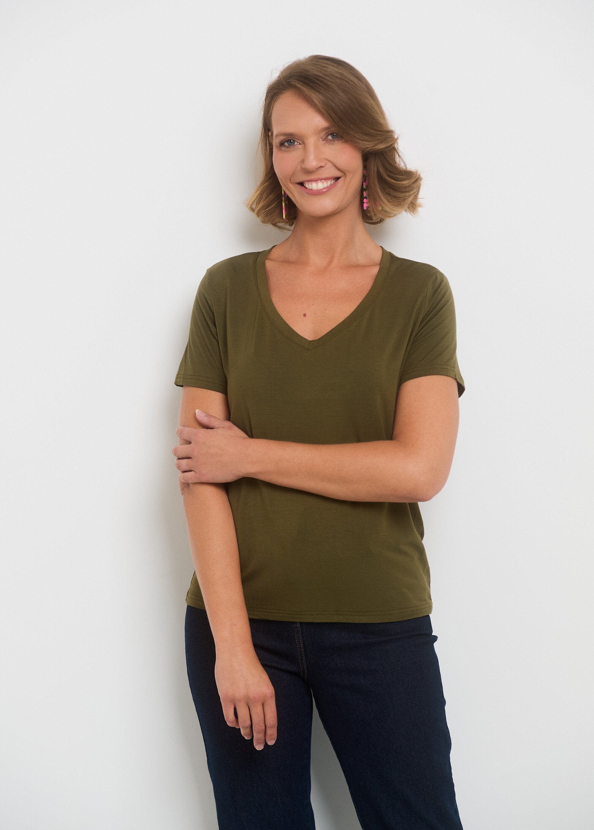 Short-sleeved_V-neck_fluid_t-shirt_Khaki_FA1_slim