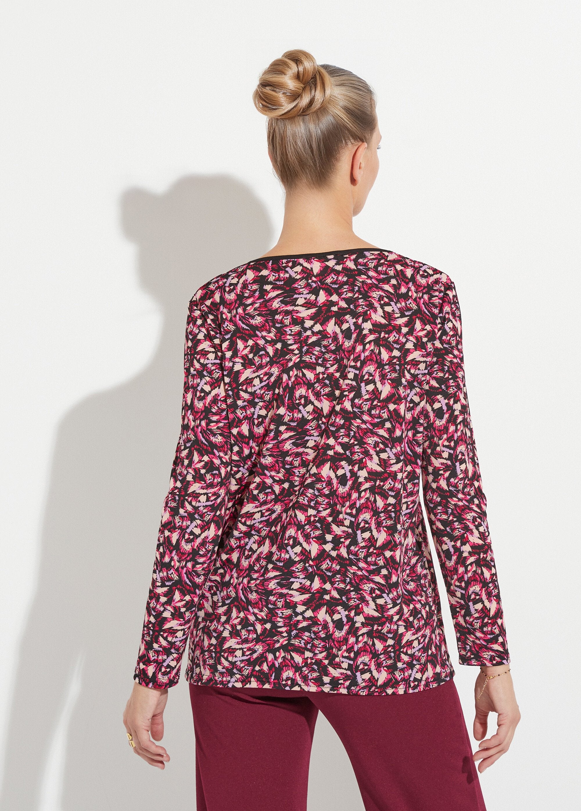 Long,_loose-fitting_graphic_print_t-shirt_Pink_and_beige_DO1_slim