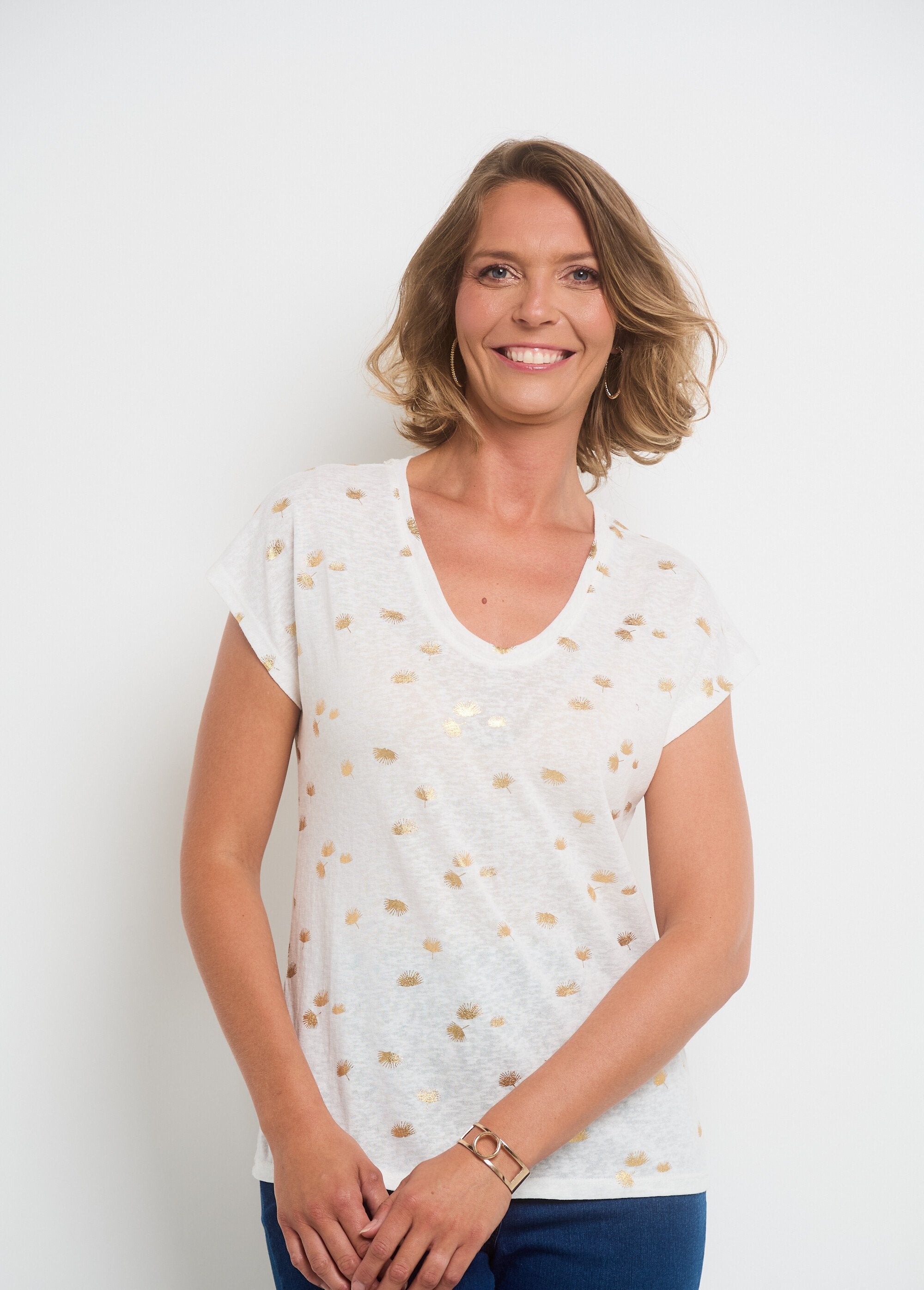 Short-sleeved_T-shirt_with_gold_patterns_Ecru_FA1_slim