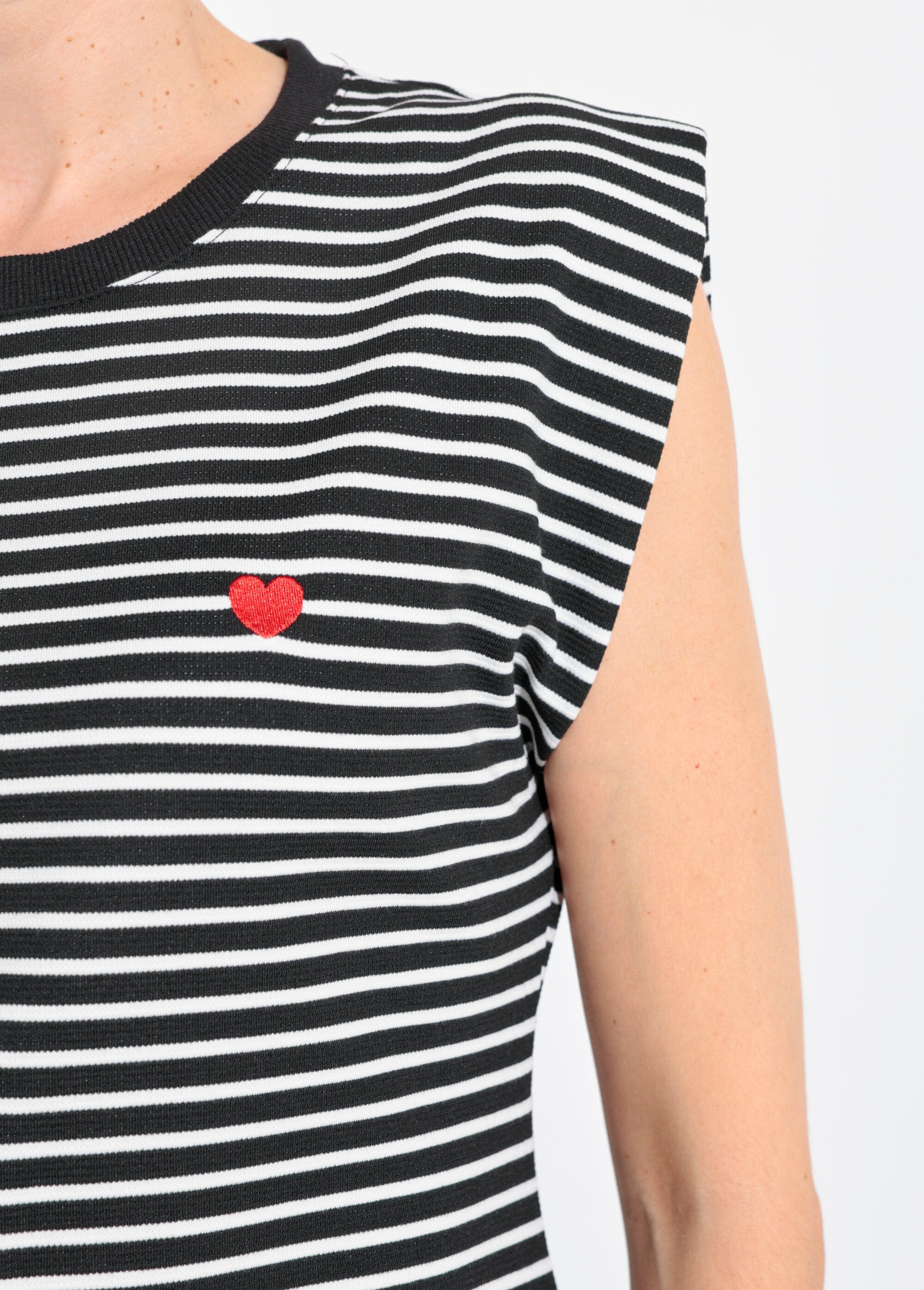 Striped_embossed_t-shirt_with_kimono_sleeves_Black_and_white_stripe_DE2_slim