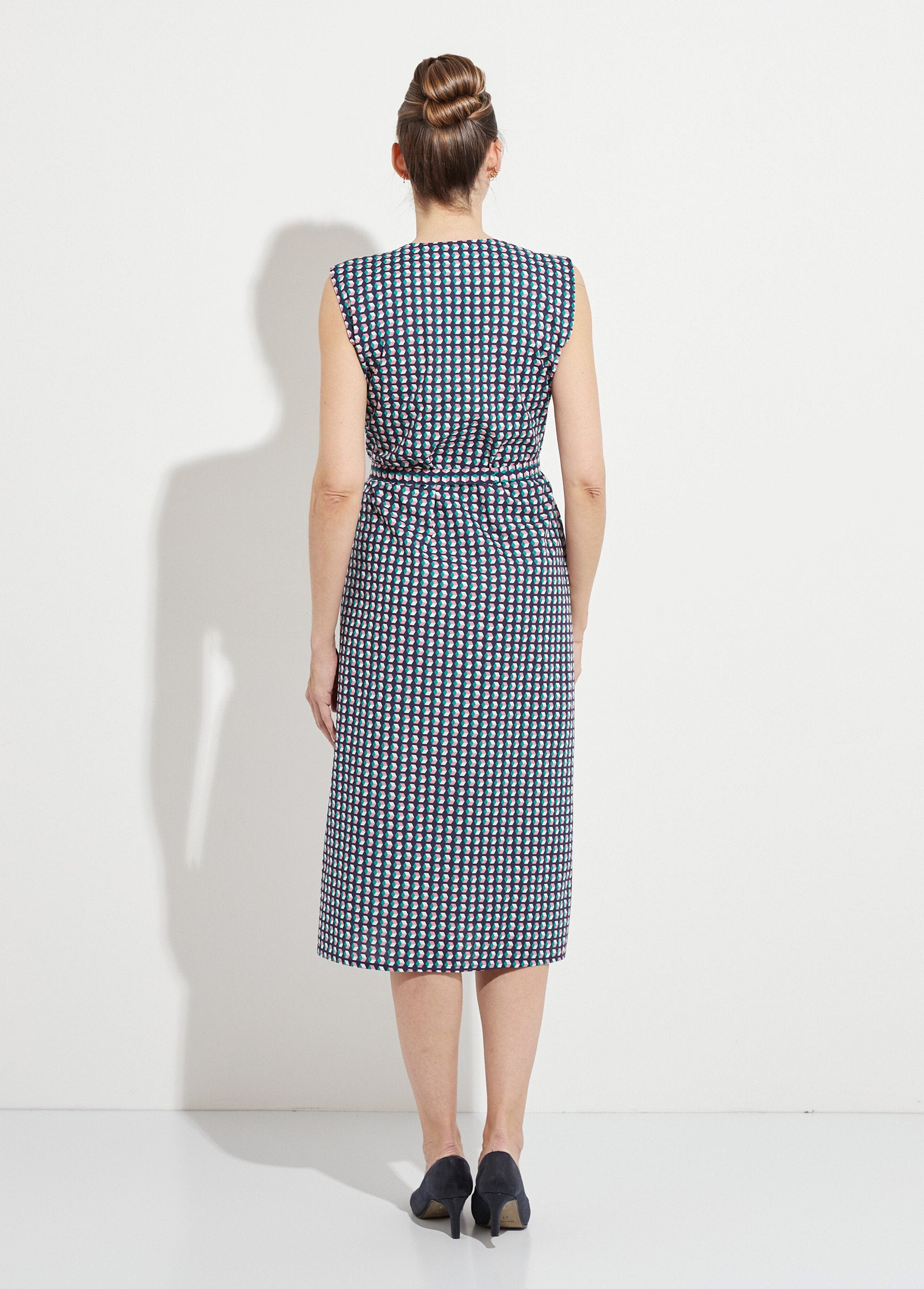 Sleeveless_button-down_apron_with_graphic_print_Green_DO1_slim