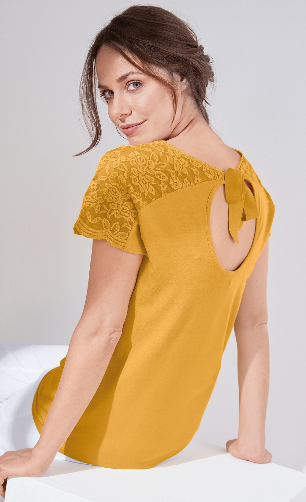 V-neck_T-shirt_with_lace_and_ribbon_to_tie_Honey_DO1_slim