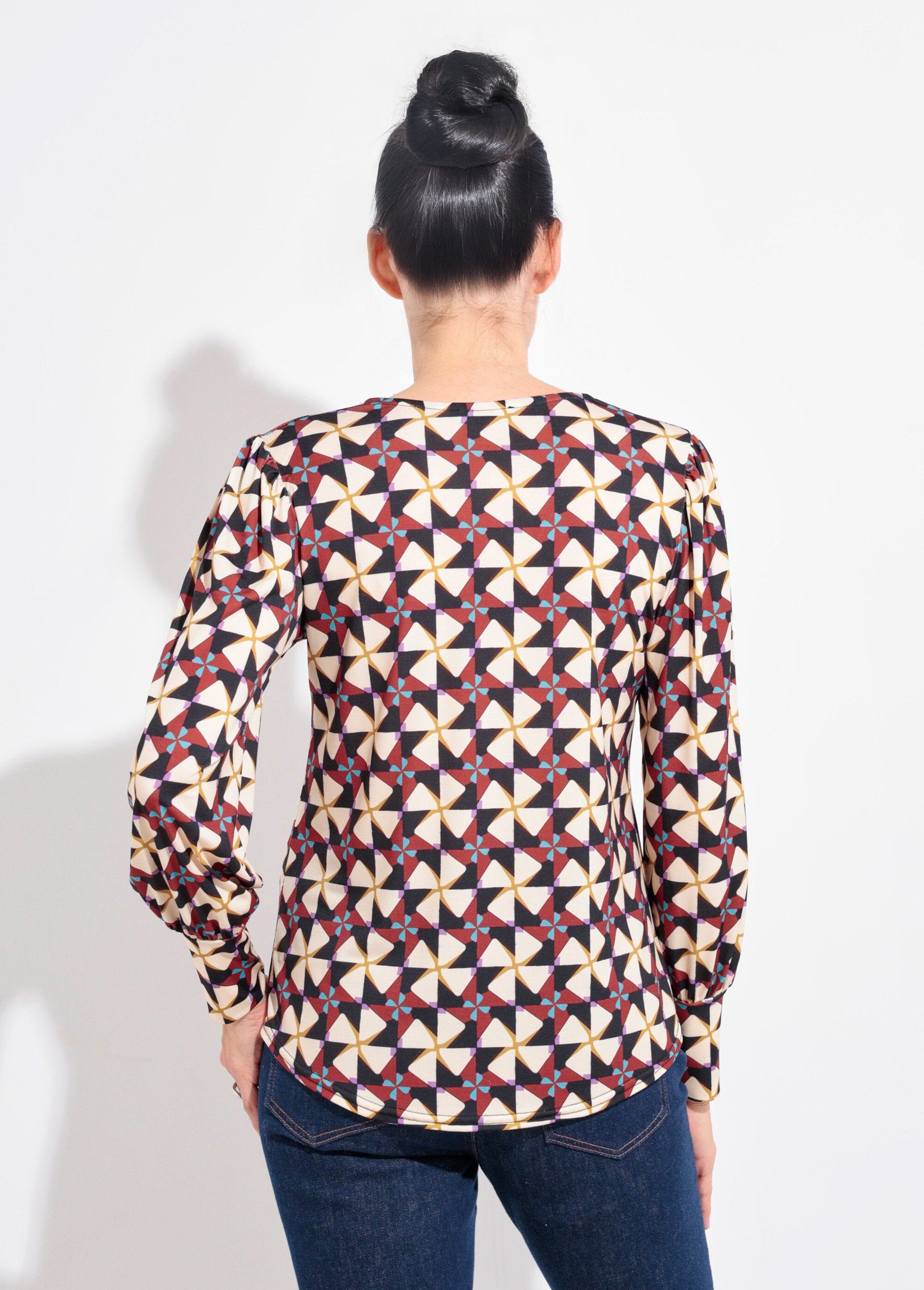 Long-sleeved_tunic_with_tightened_cuffs_Ecru_and_brown_DO1_slim