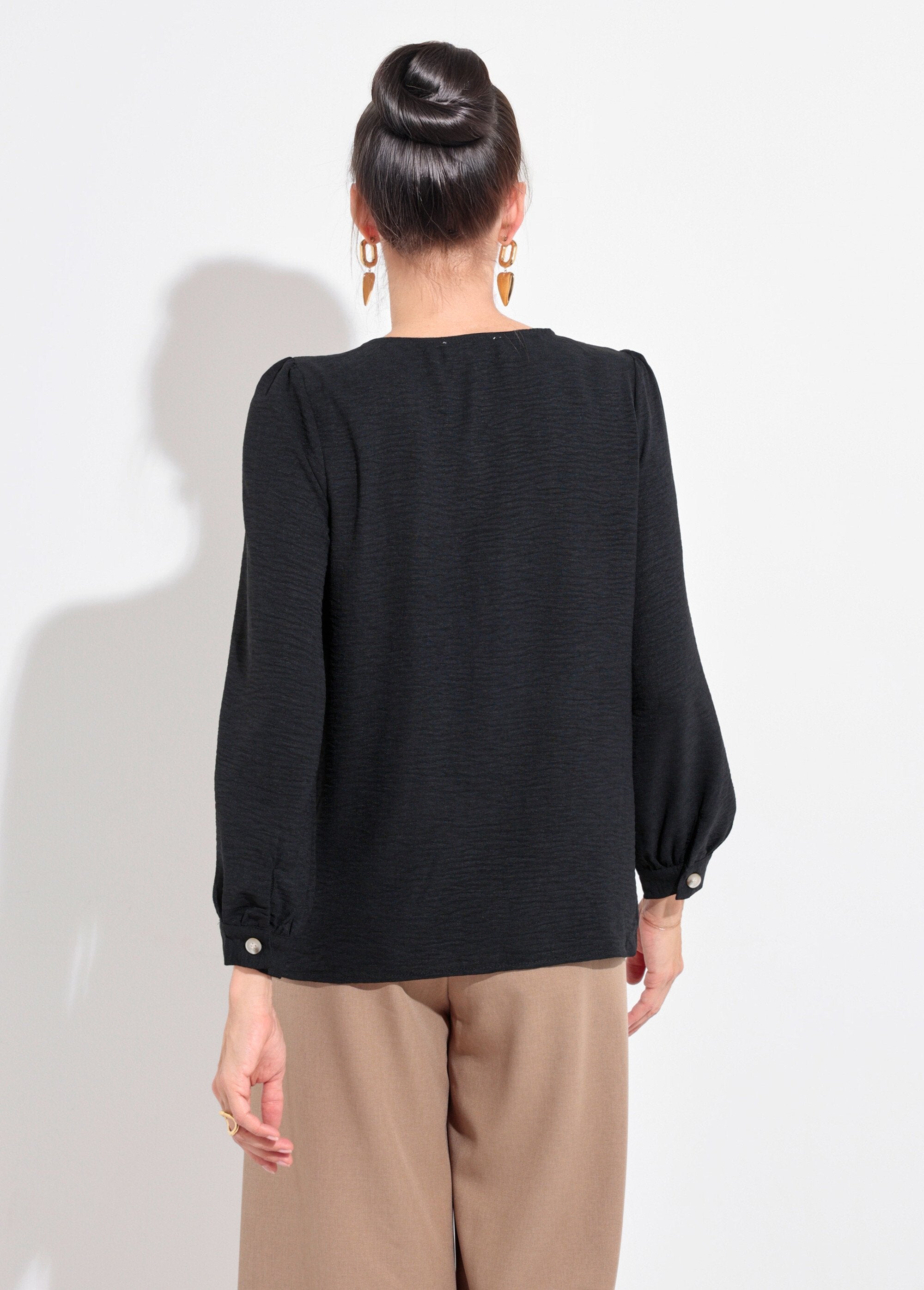 Buttoned,_embossed_tunic_with_V-neck_Black_DO1_slim