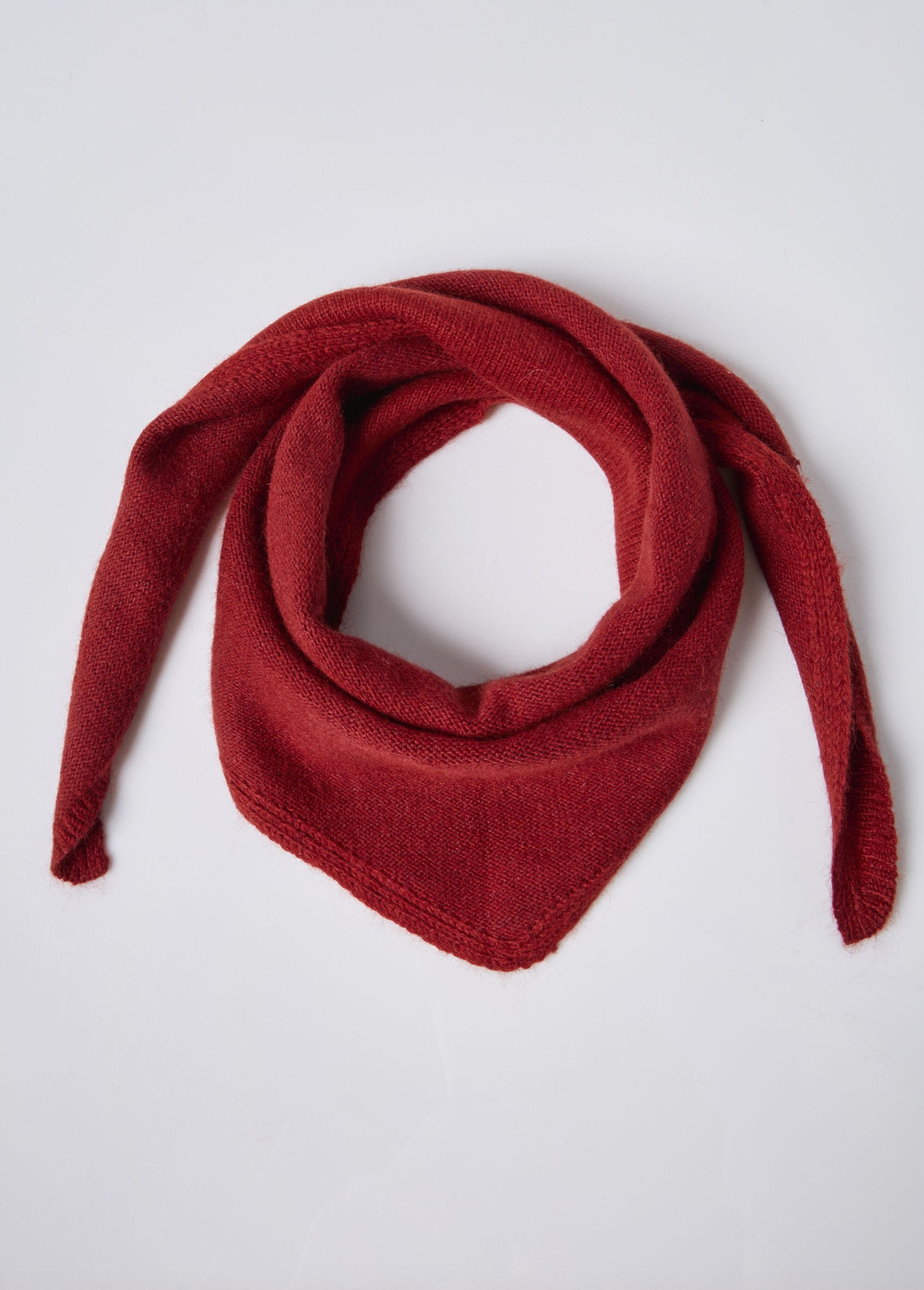 Warm_triangular_scarf_with_wool_Bordeaux_FA1_slim