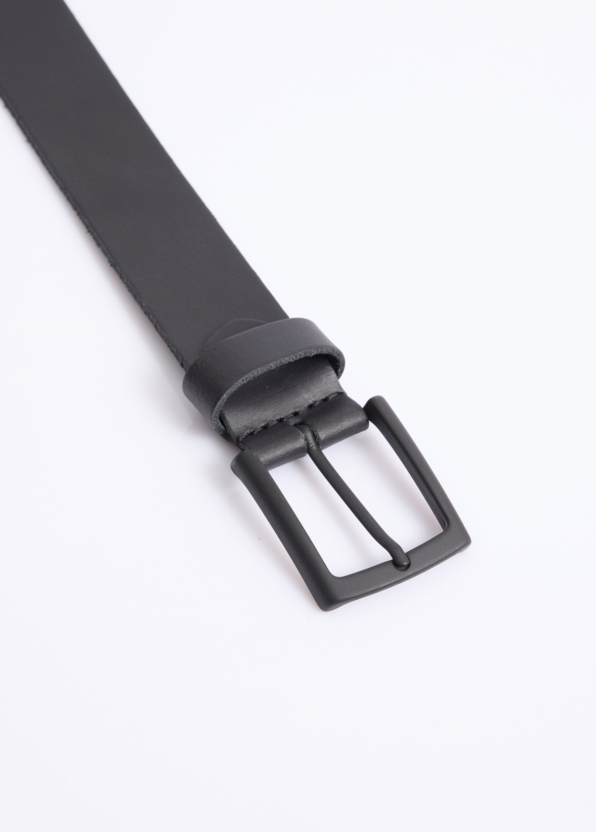 Monochrome_leather_belt_with_raw_edges_Black_DE2_slim