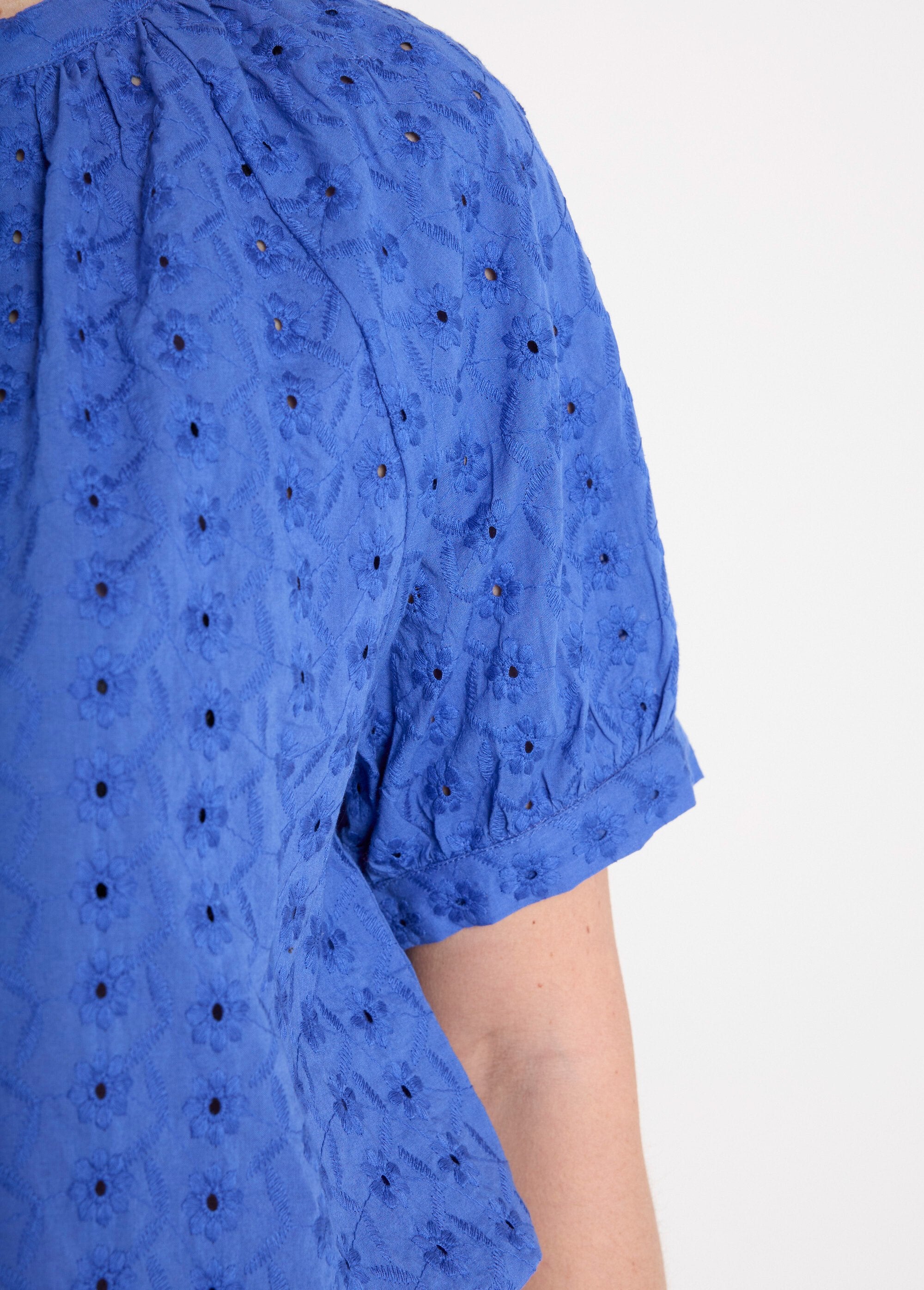 Loose-fitting_embroidered_cotton_blouse_without_collar_Blue_DE2_slim