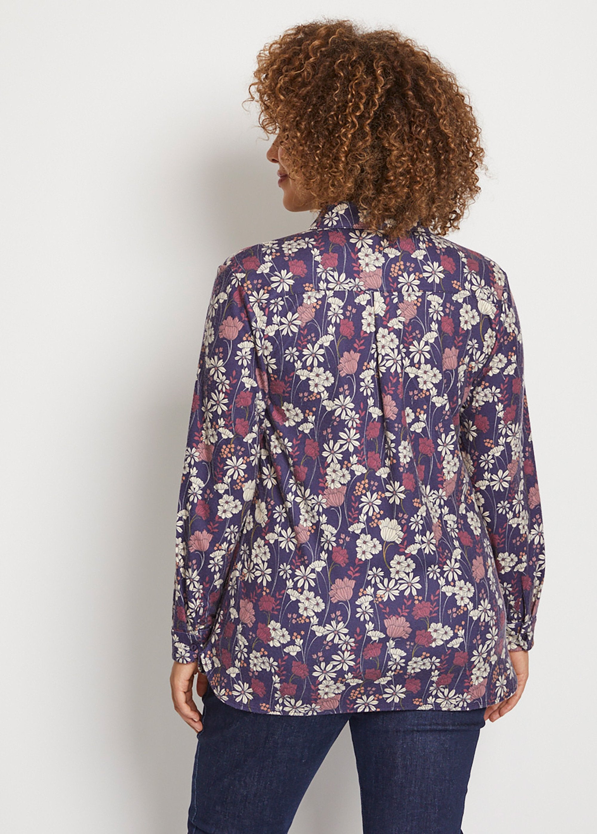 Warm_knit_floral_blouse_Navy_background_DO1_curvy