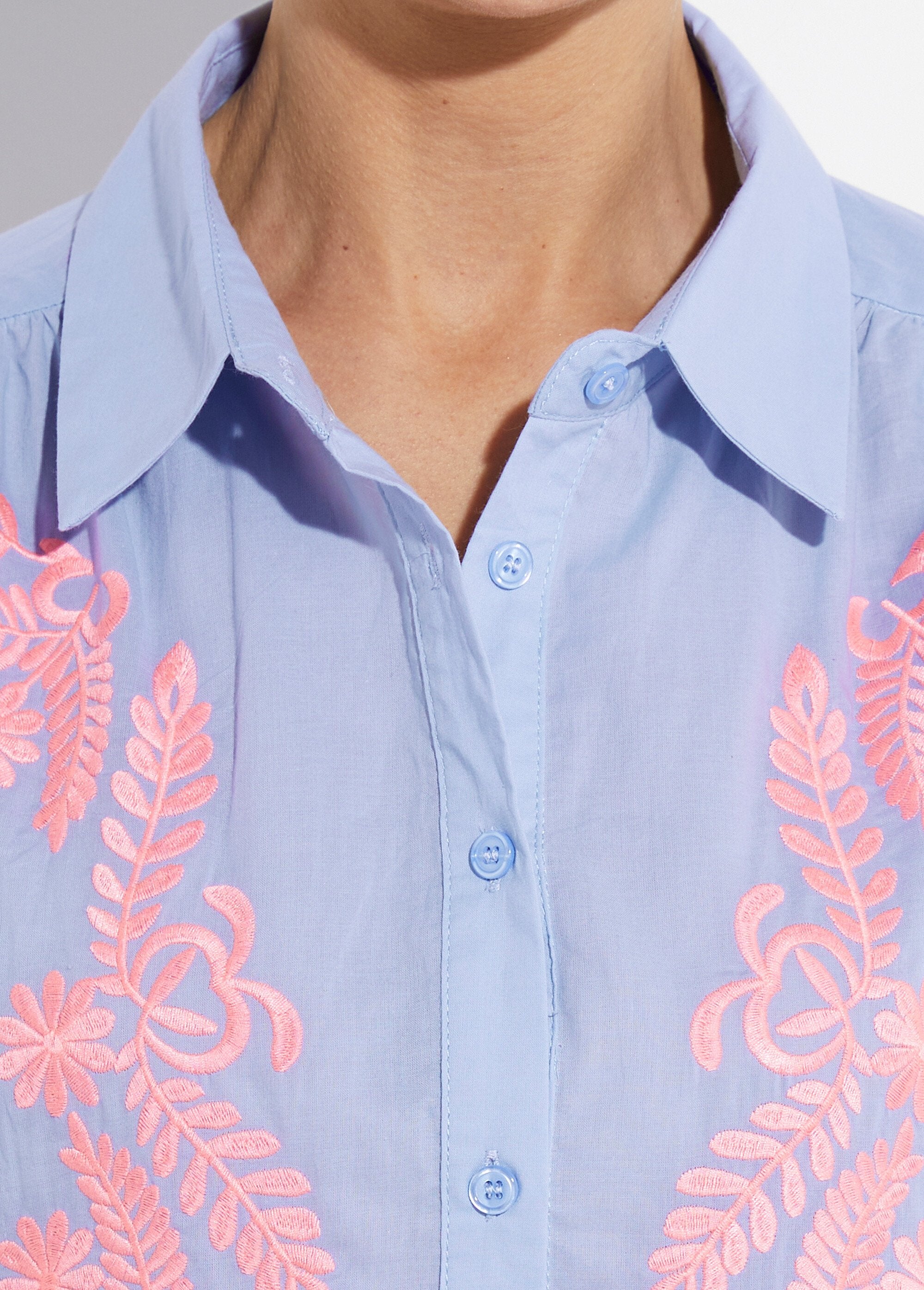 Blouse_with_wide_sleeves_and_neon_embroidery_Blue_and_pink_DE1_slim