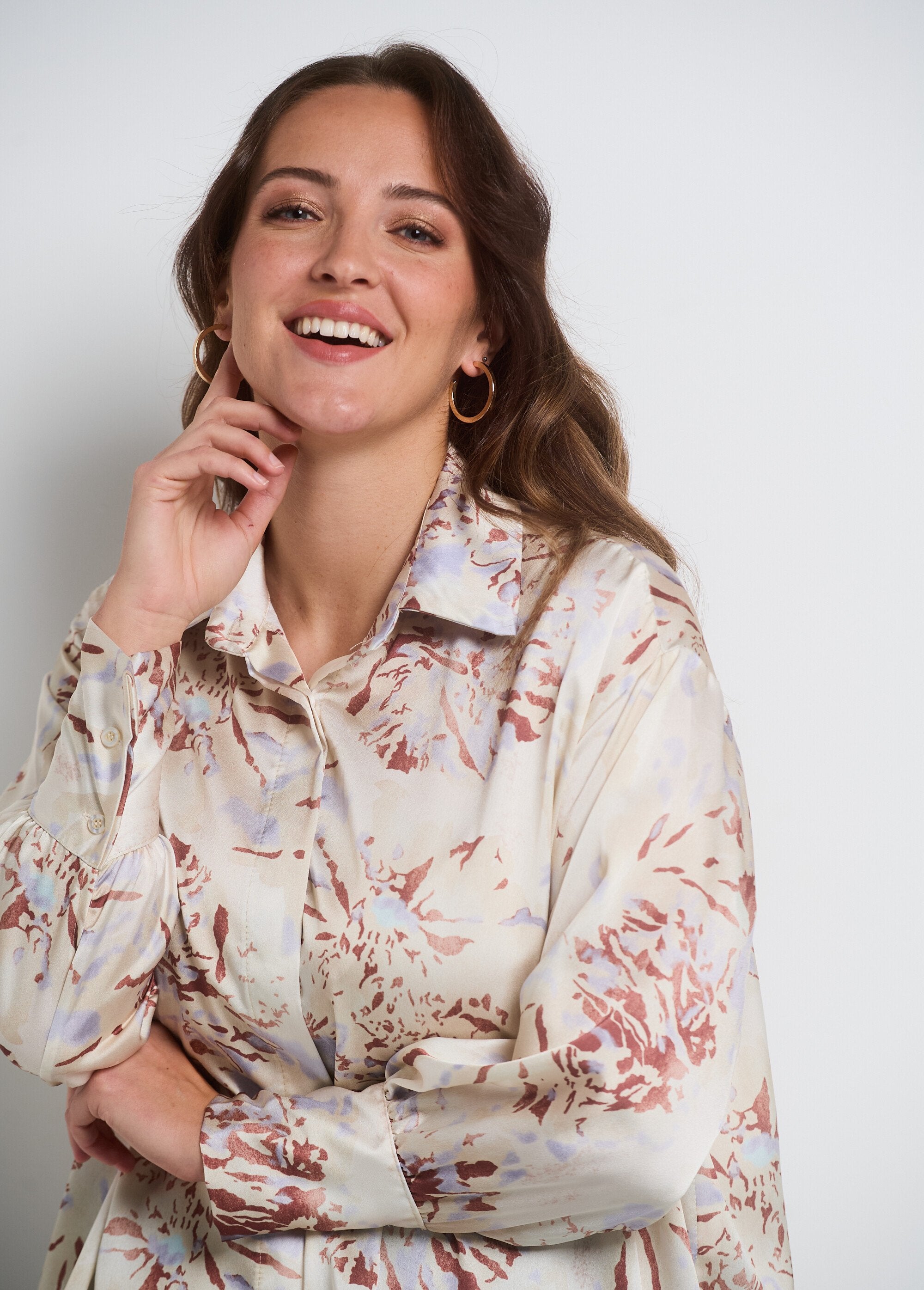 Watercolor_satin_blouse_with_long_sleeves_Beige_DE1_curvy
