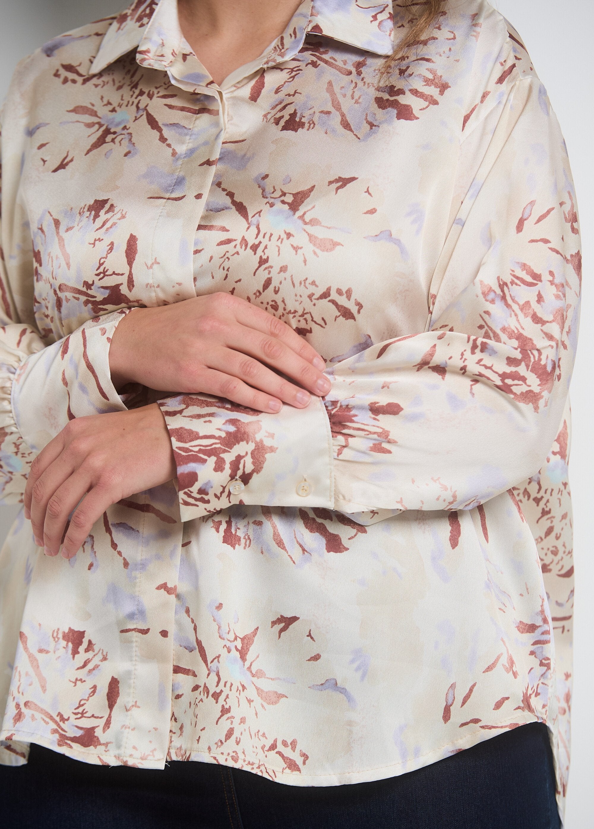 Watercolor_satin_blouse_with_long_sleeves_Beige_DE2_curvy