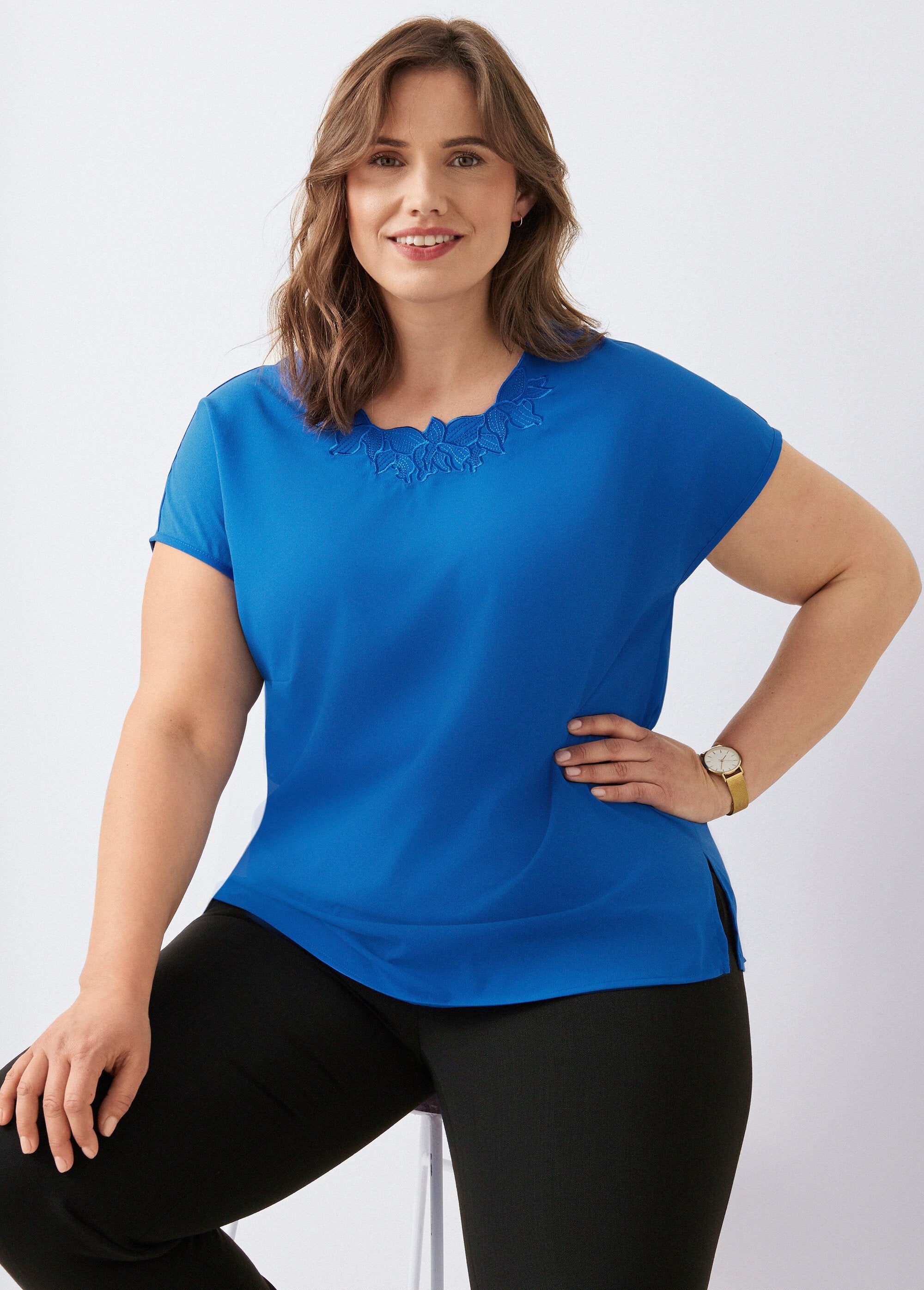 Long_short-sleeved_top_with_round_neck_embroidery_Blue_FA1_curvy