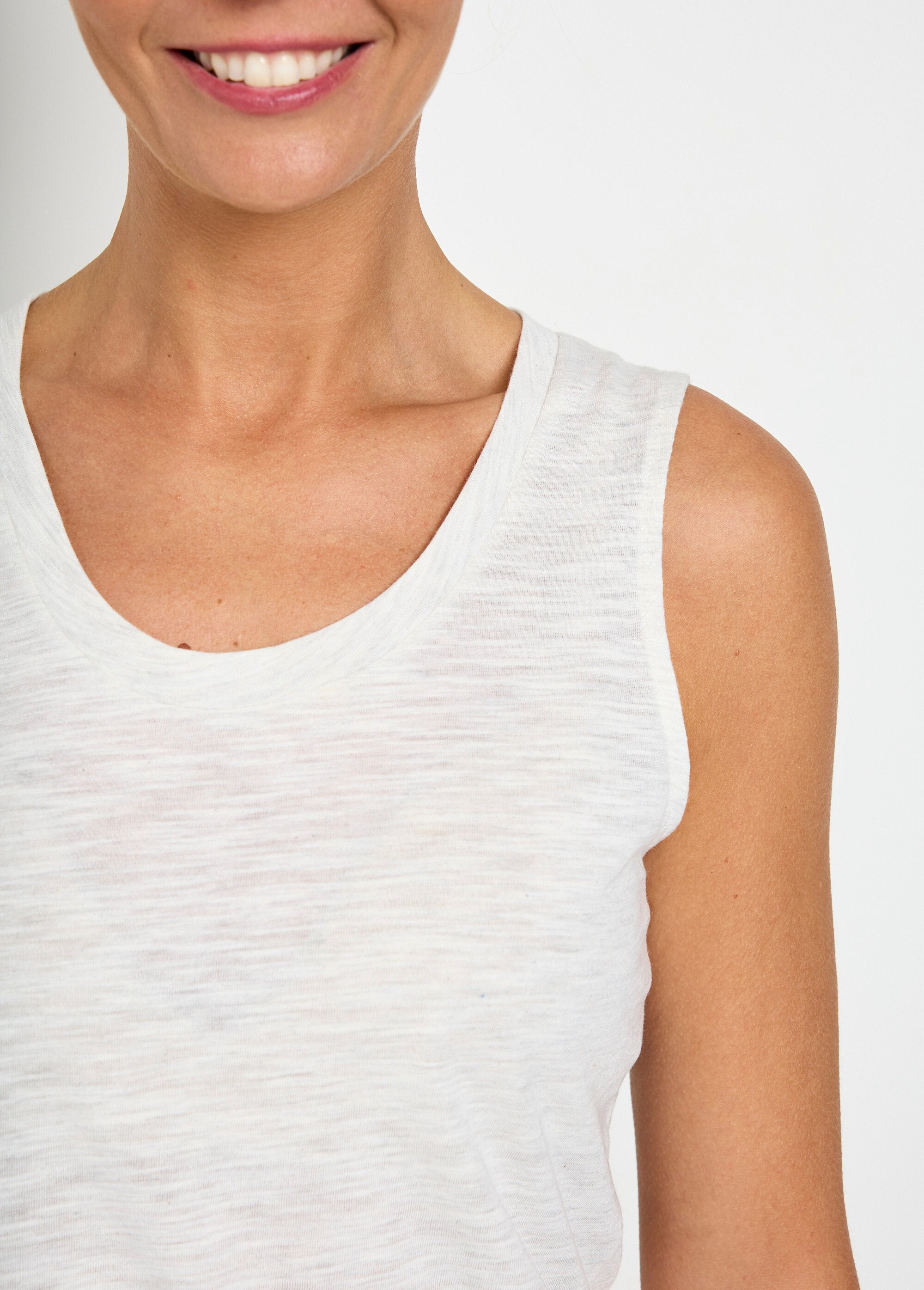 Flamed_knit_tank_top_with_dancer_collar_Light_gray_DE1_slim