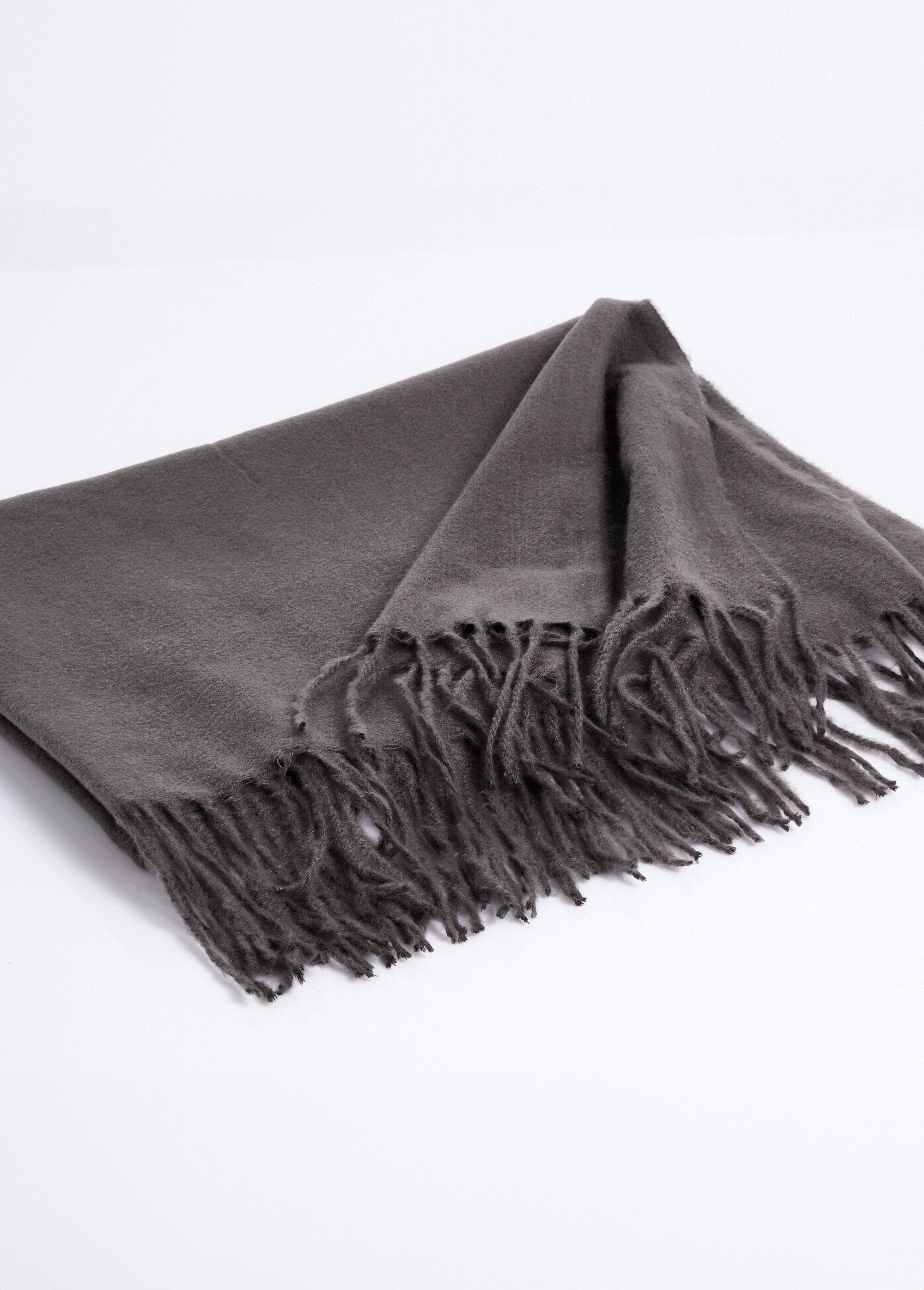 Soft_and_warm_fringed_scarf_Dark_gray_DE1_slim