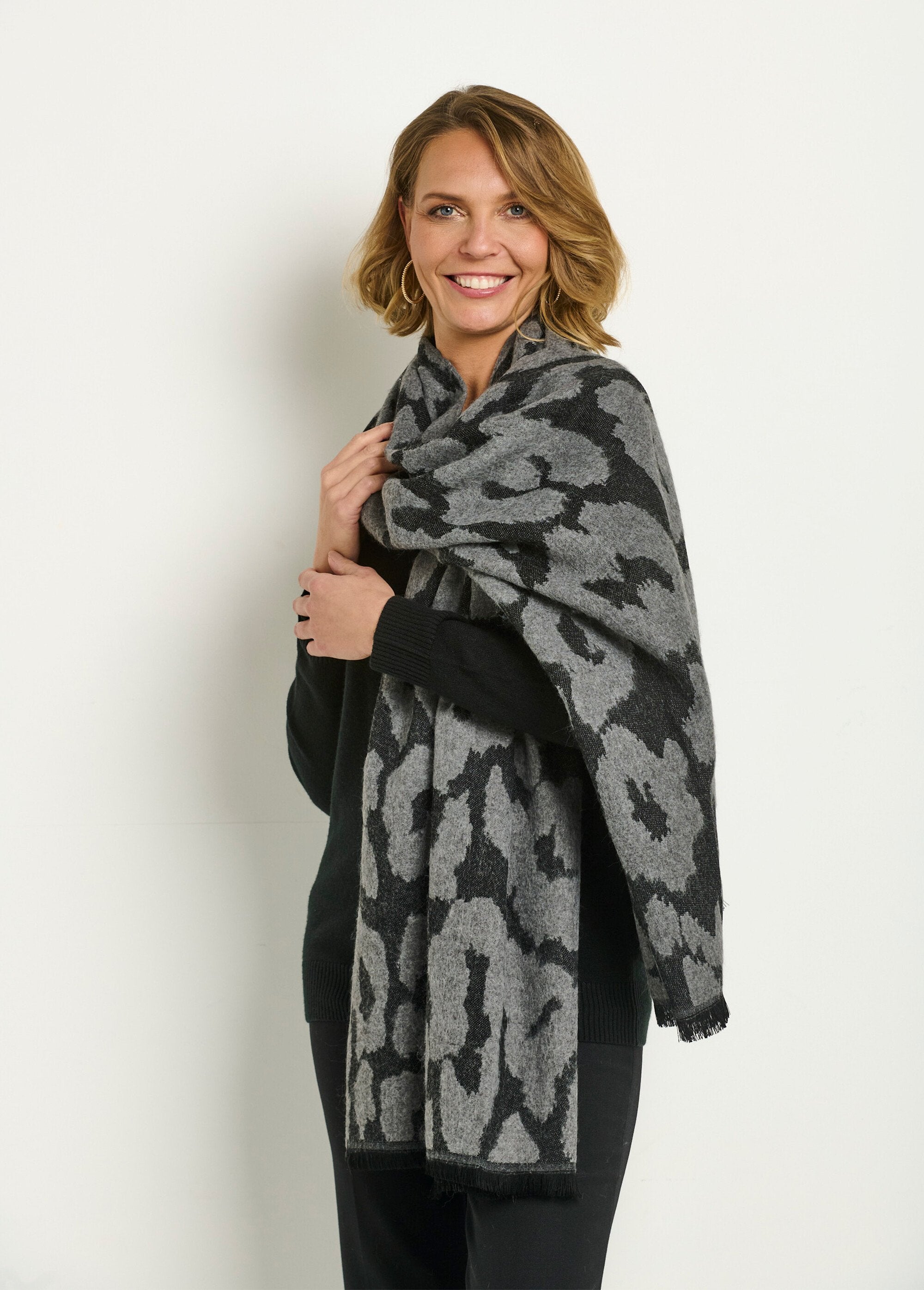 Large_warm_scarf_with_stylish_leopard_pattern_Black_and_gray_FA2_slim