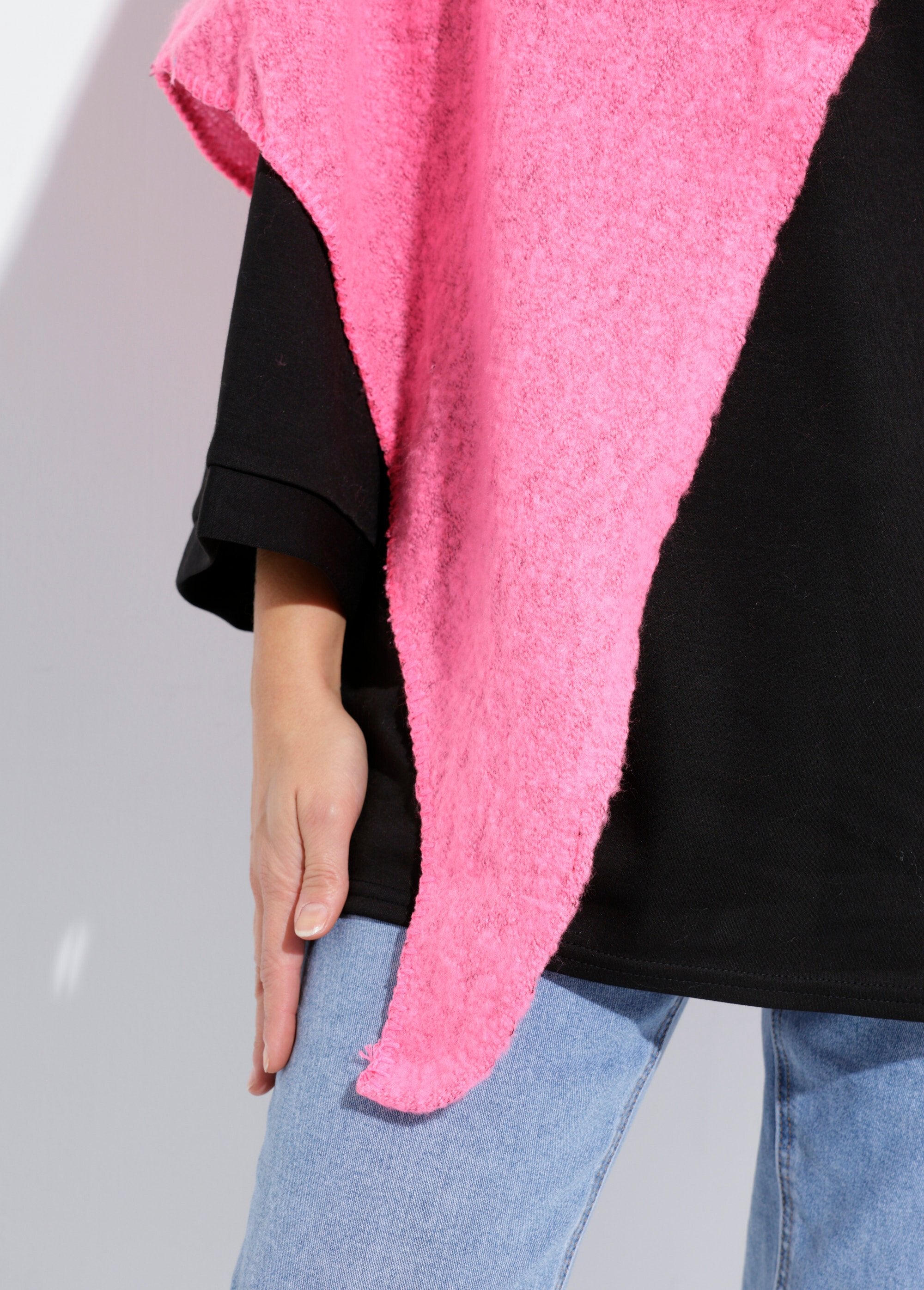 Soft_and_warm_knitted_triangle_scarf_Fuchsia_DE1_slim