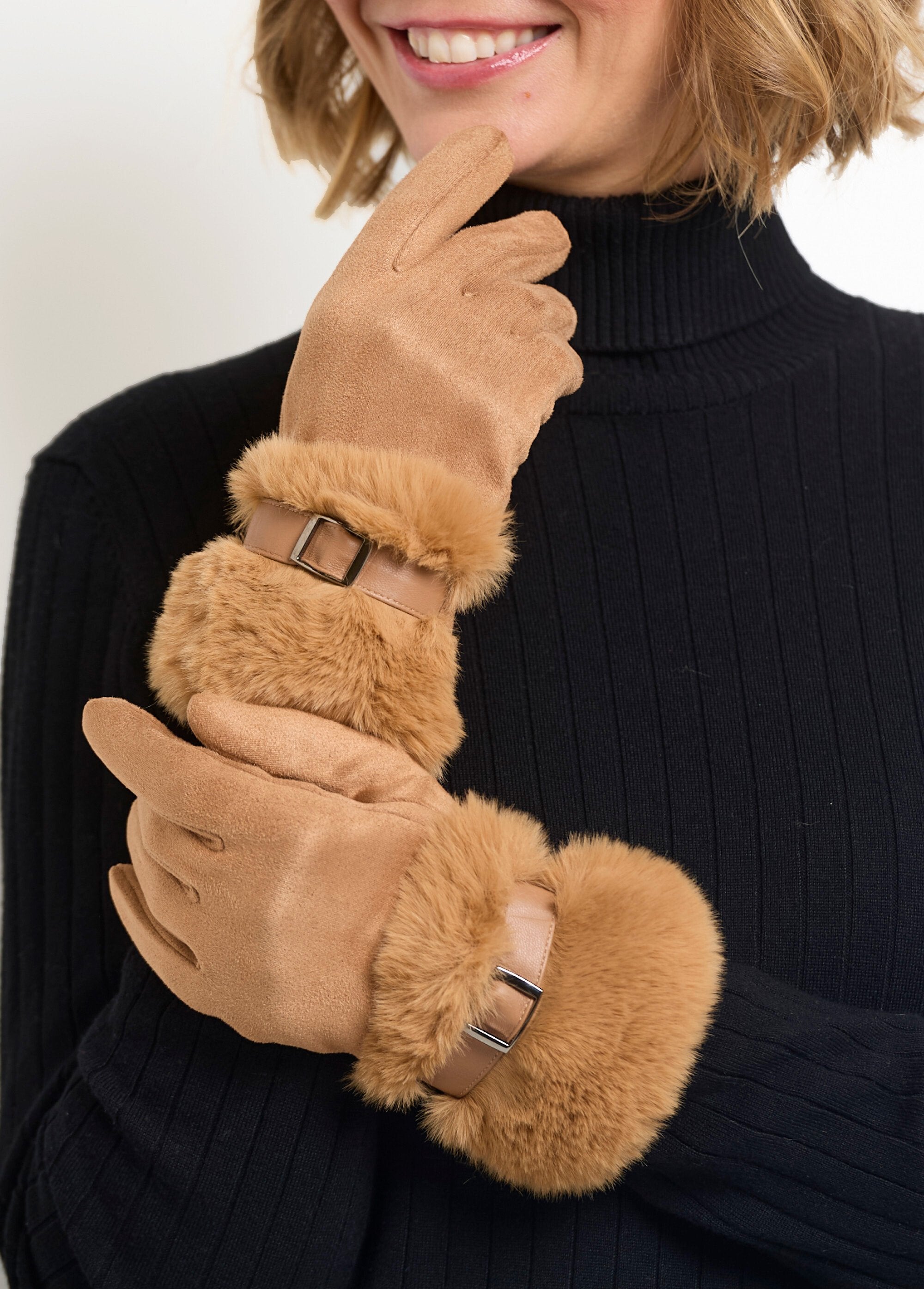 Faux_fur_suede_gloves_with_buckle_camel_DE2_slim