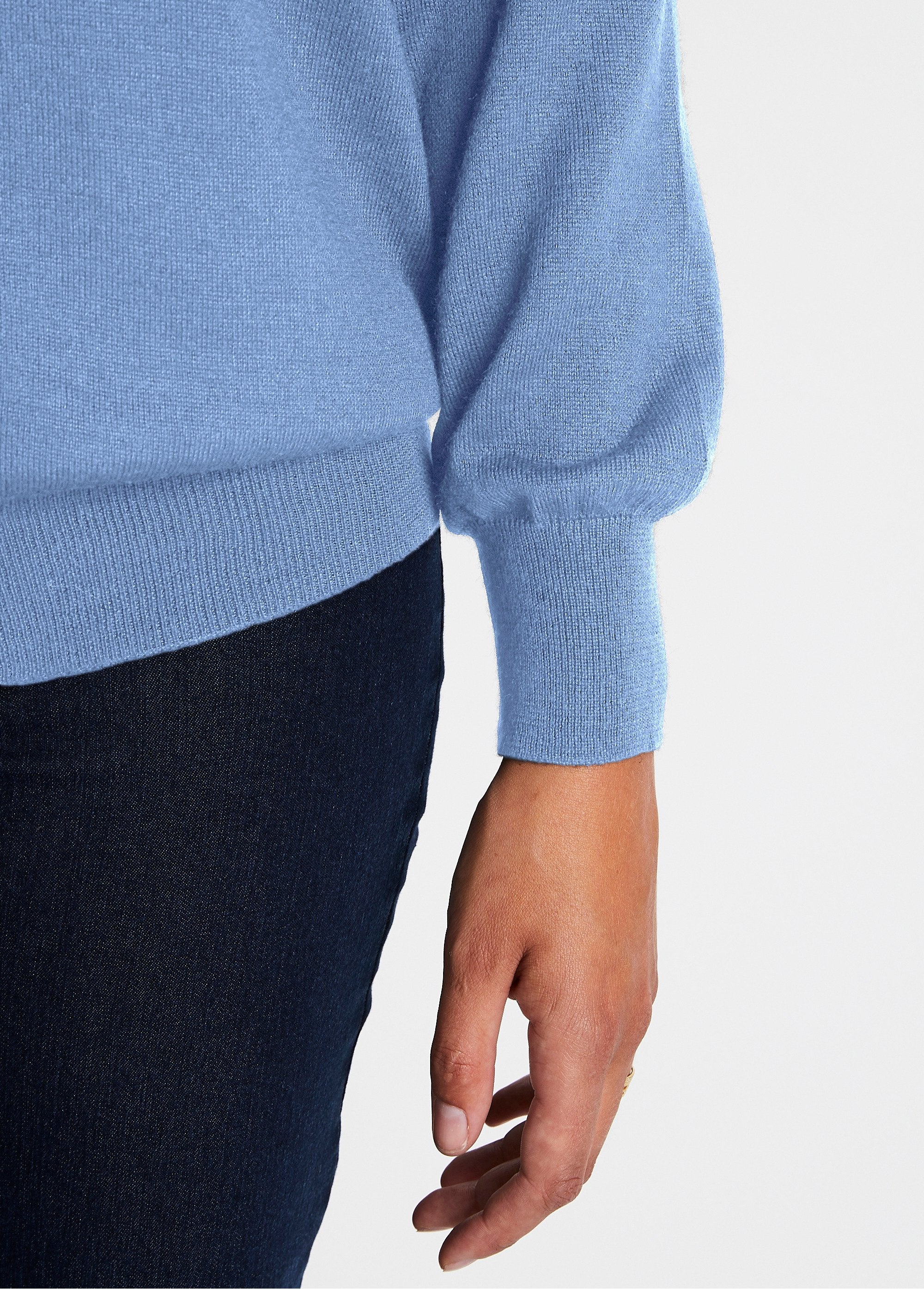 Buttoned_V-neck_cardigan_with_merino_wool_Cloud_blue_DE2_slim