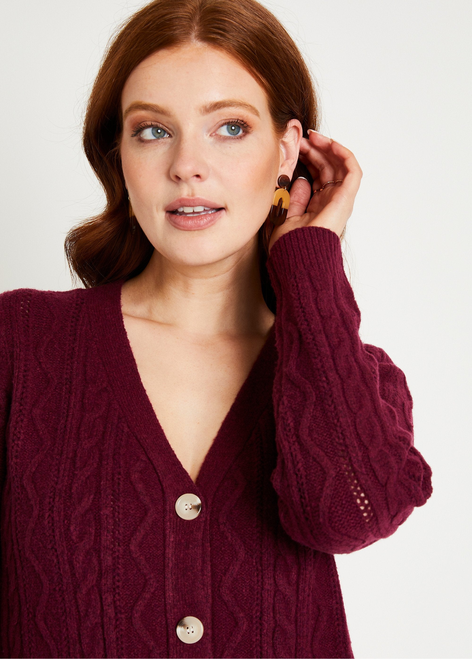 Short_buttoned_V-neck_cardigan,_cable_knit_Plum_DE1_slim