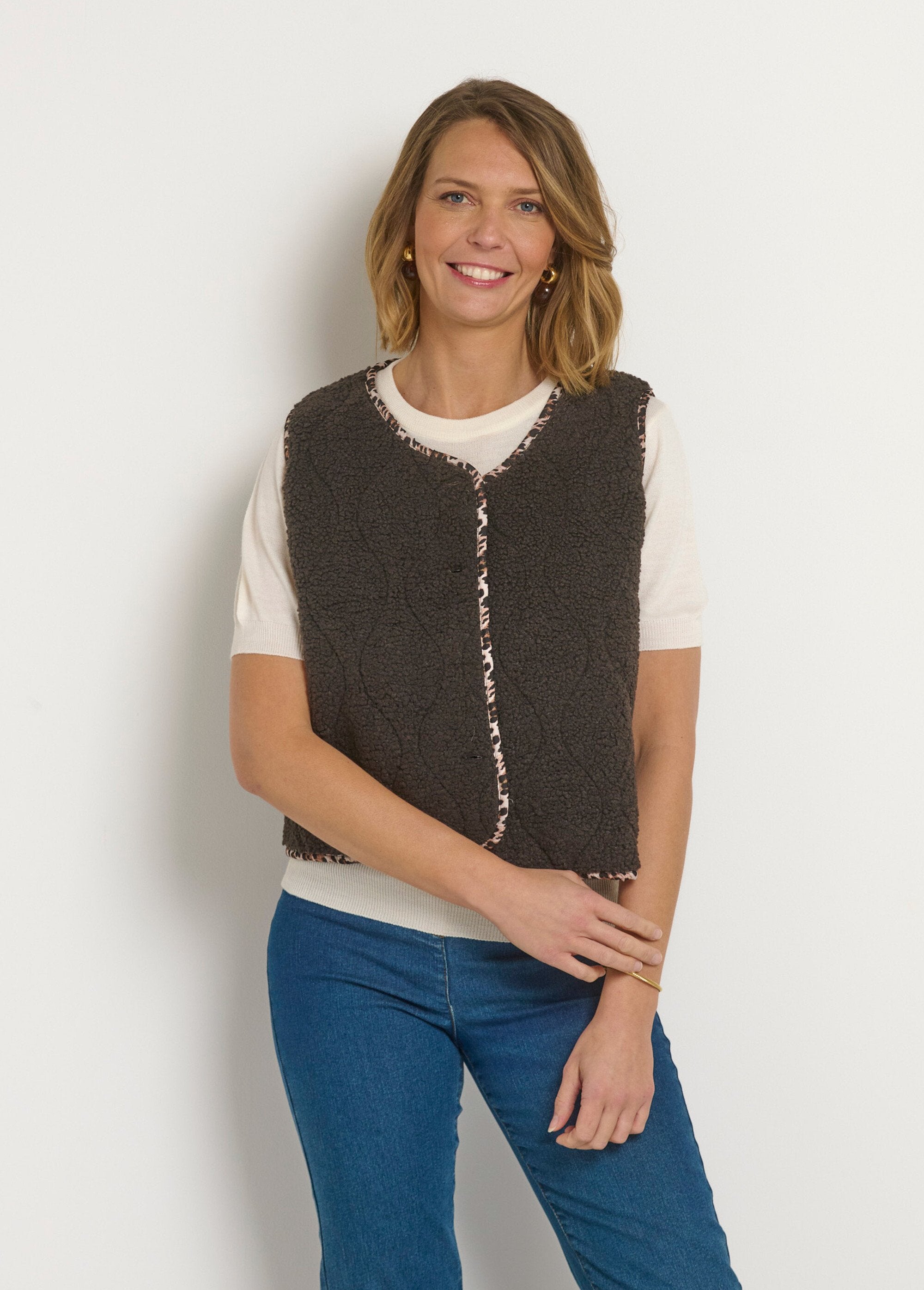 Sleeveless_buttoned_sheepskin_vest_Brown_FA1_slim