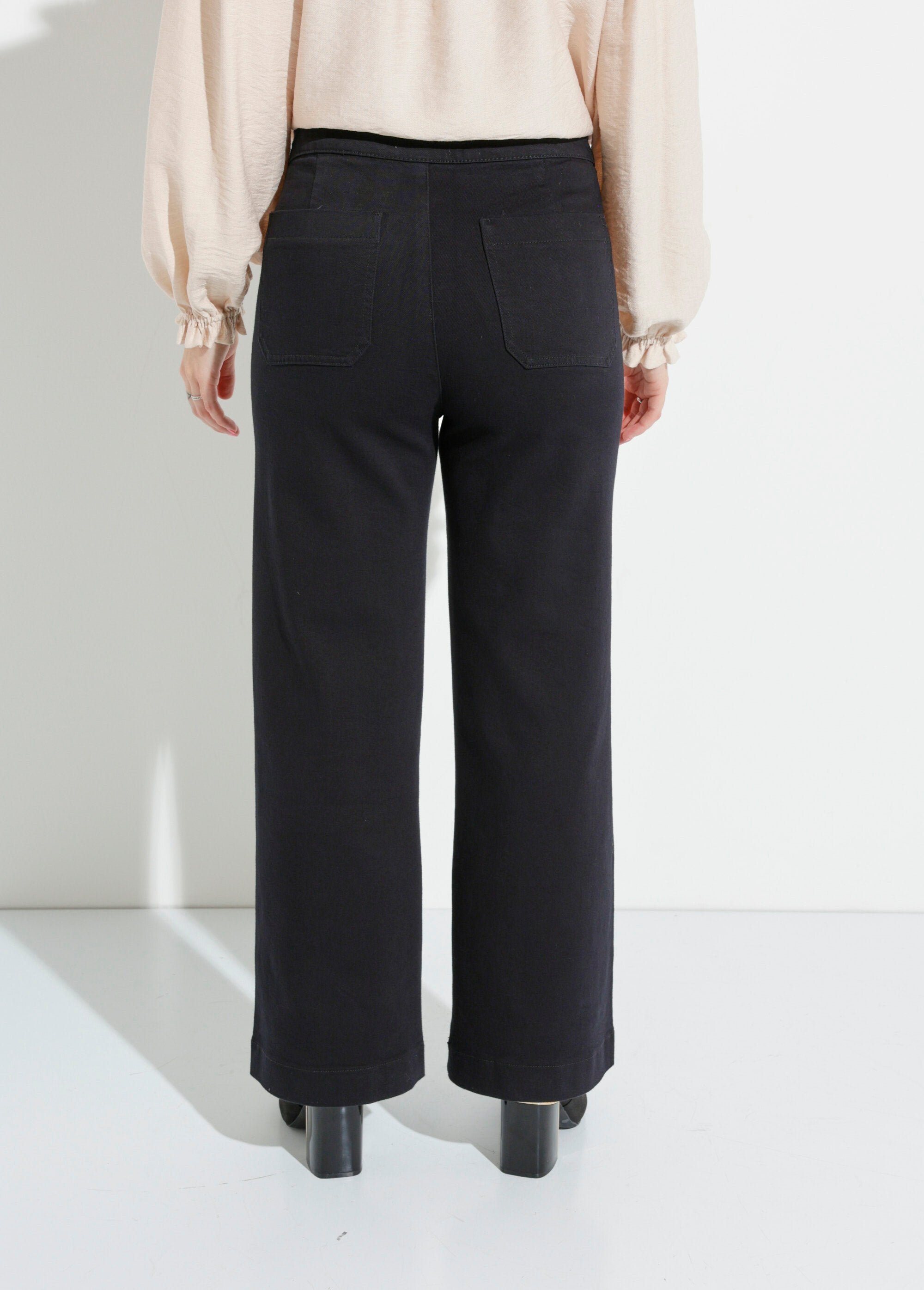 Jean_avec_boutons_métal,_spécial_PETITE_Noir_DO1_slim