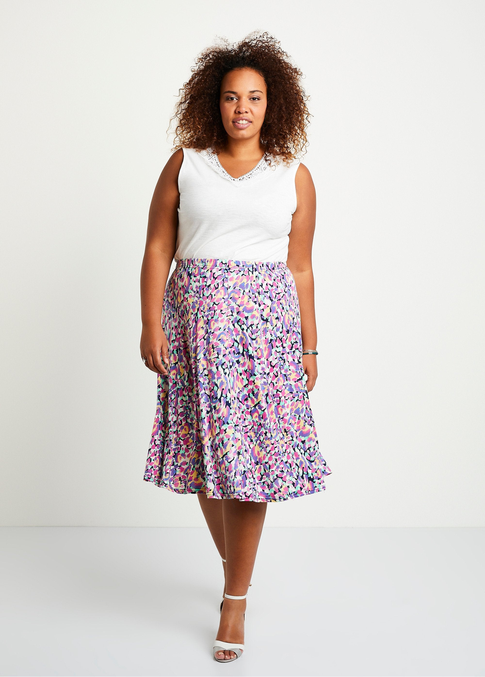 Mid-length_flared_skirt_Parma_print_SF1_curvy