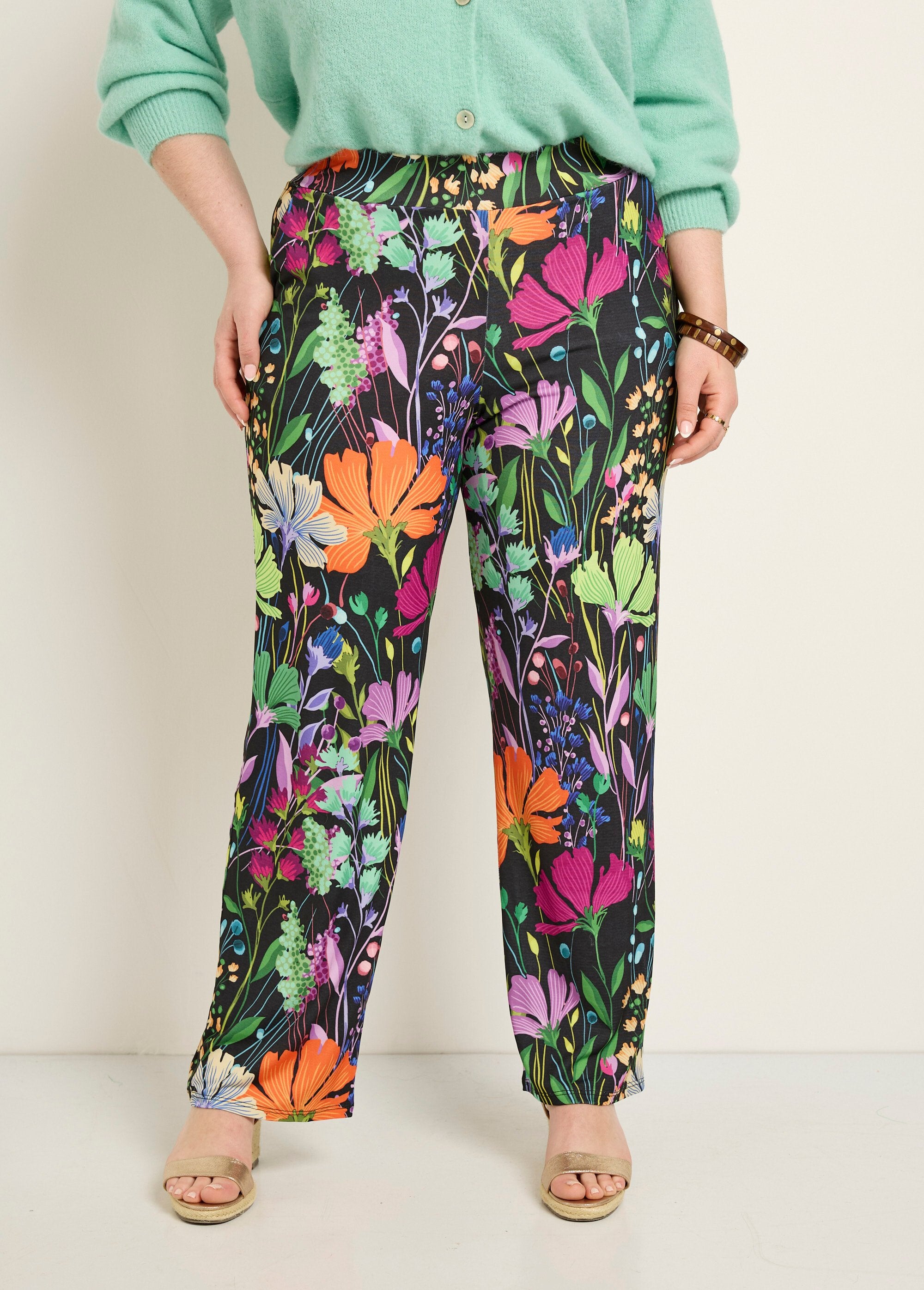 Fluid_stretch_pants,_poetic_floral_Prints_black_background_FA1_curvy